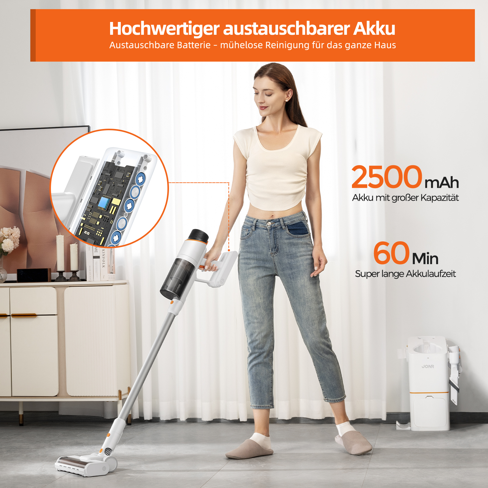 Frau benutzt einen weißen und silbernen kabellosen Staubsauger, mit Text über die Akkulaufzeit.