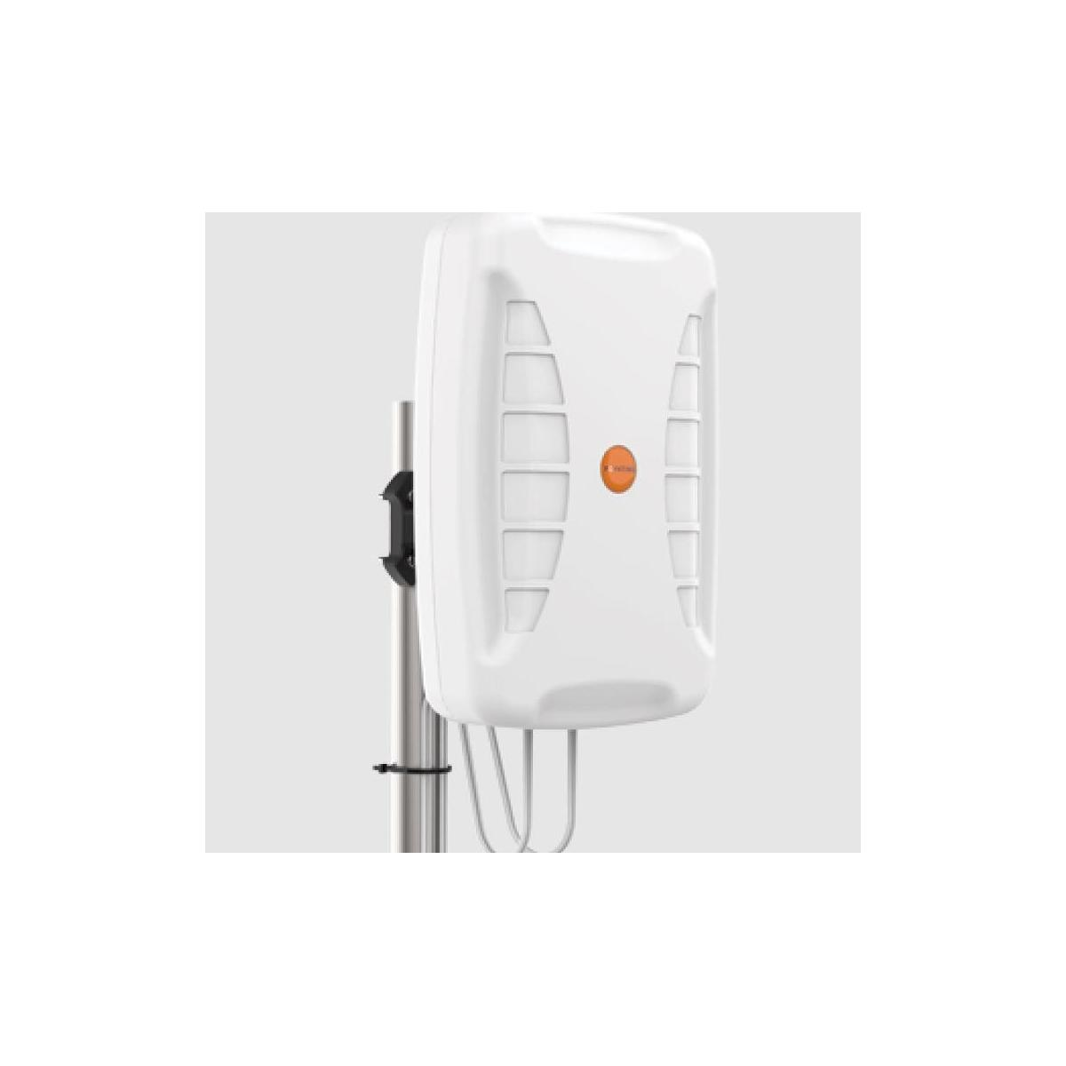 Eine weiße Antenne an einem Metallmast, vor hellem Hintergrund.
