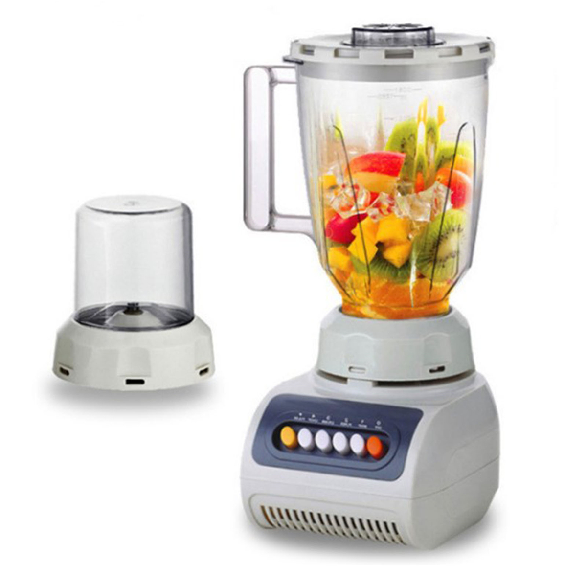 Ein Mixer mit einem transparenten Behälter, gefüllt mit Früchten und Eis. Ein kleinerer Behälter daneben.