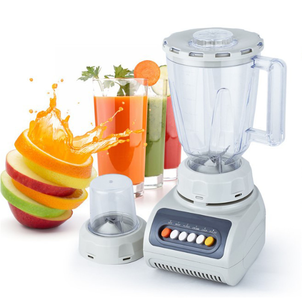 Mixer mit Früchten und Säften. Orangensaftspritzer, Apfelscheiben und Saftgläser.