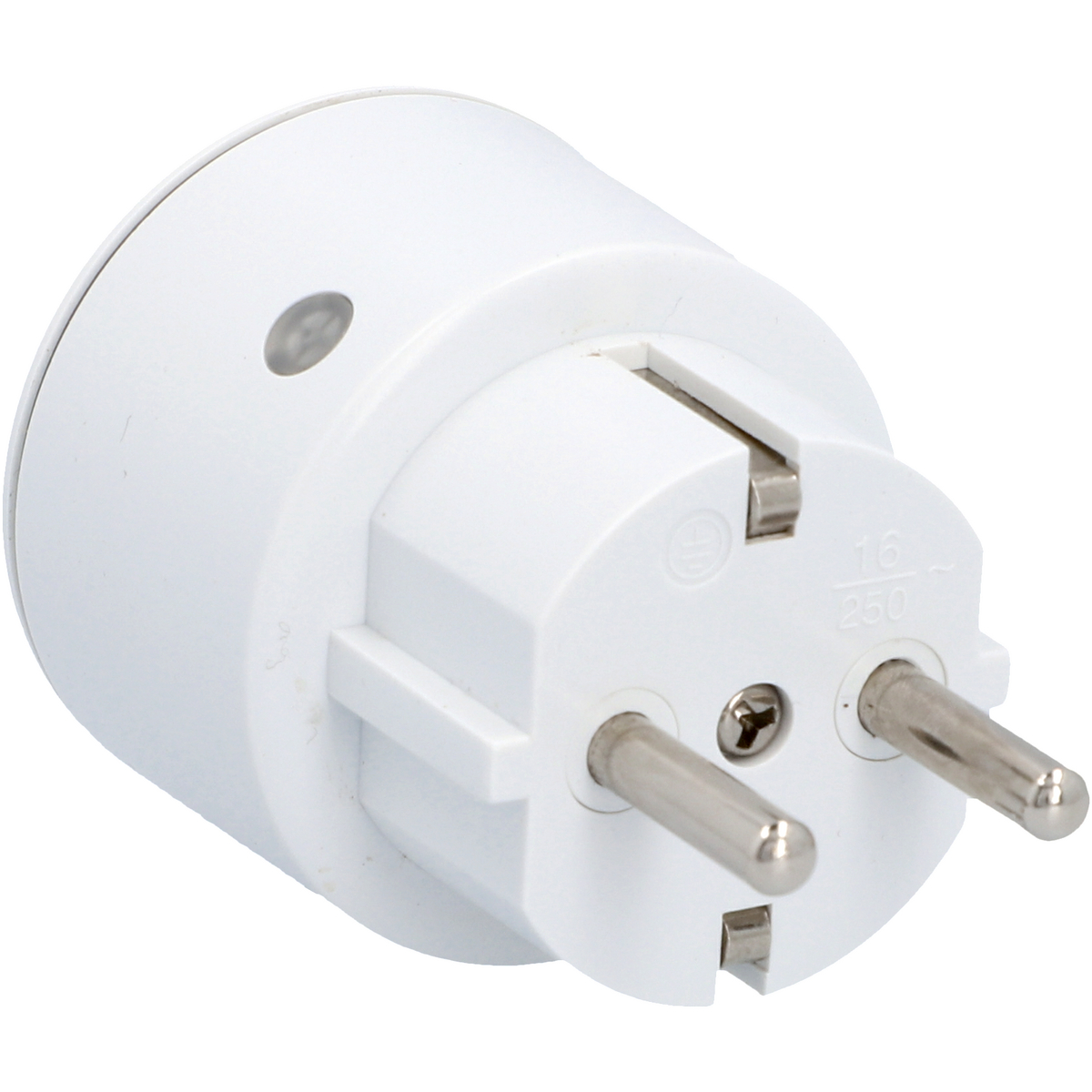 Weißer europäischer Steckeradapter mit zwei Stiften. Weißer Hintergrund.