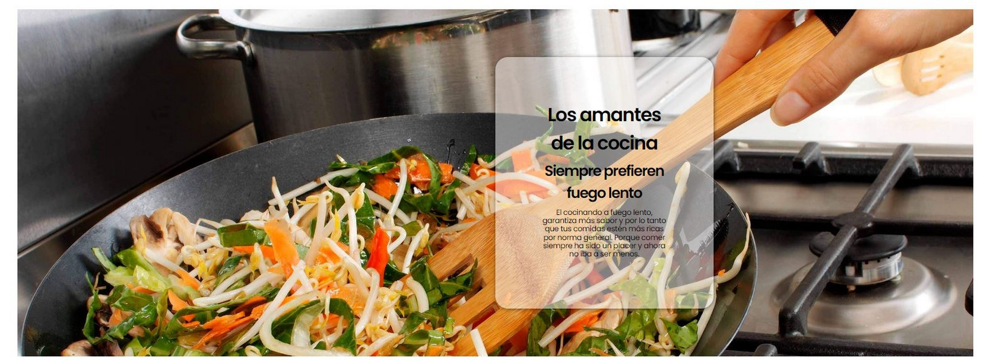 Una persona cocinando en una cocina con un wok. El texto dice: 'Los amantes de la cocina siempre prefieren fuego lento'.