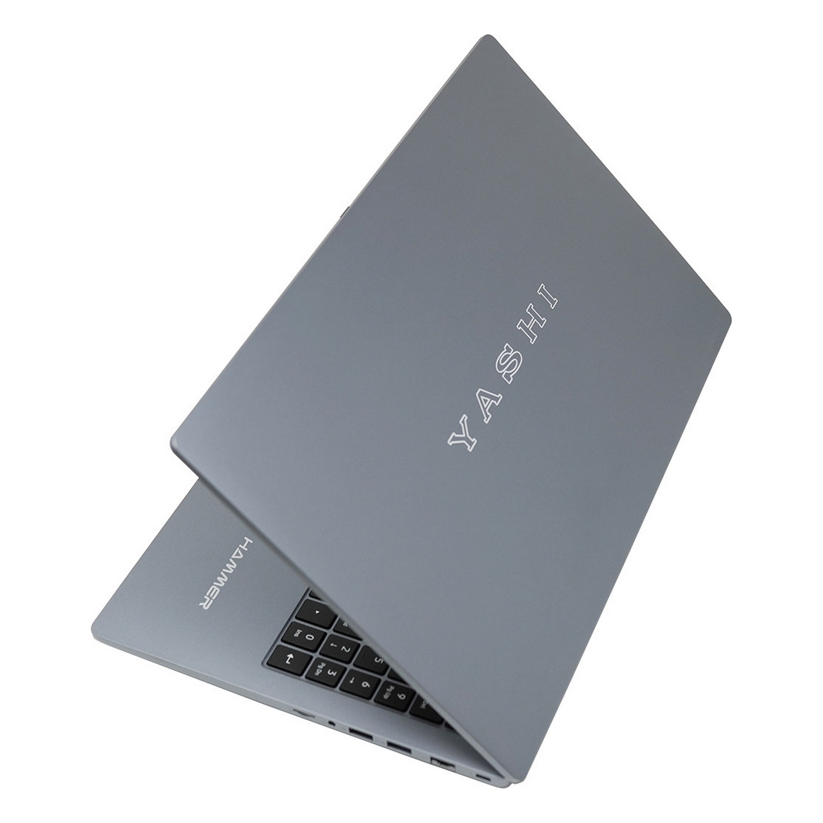 Un laptop grigio che mostra il nome 'YASHI' sulla cover.