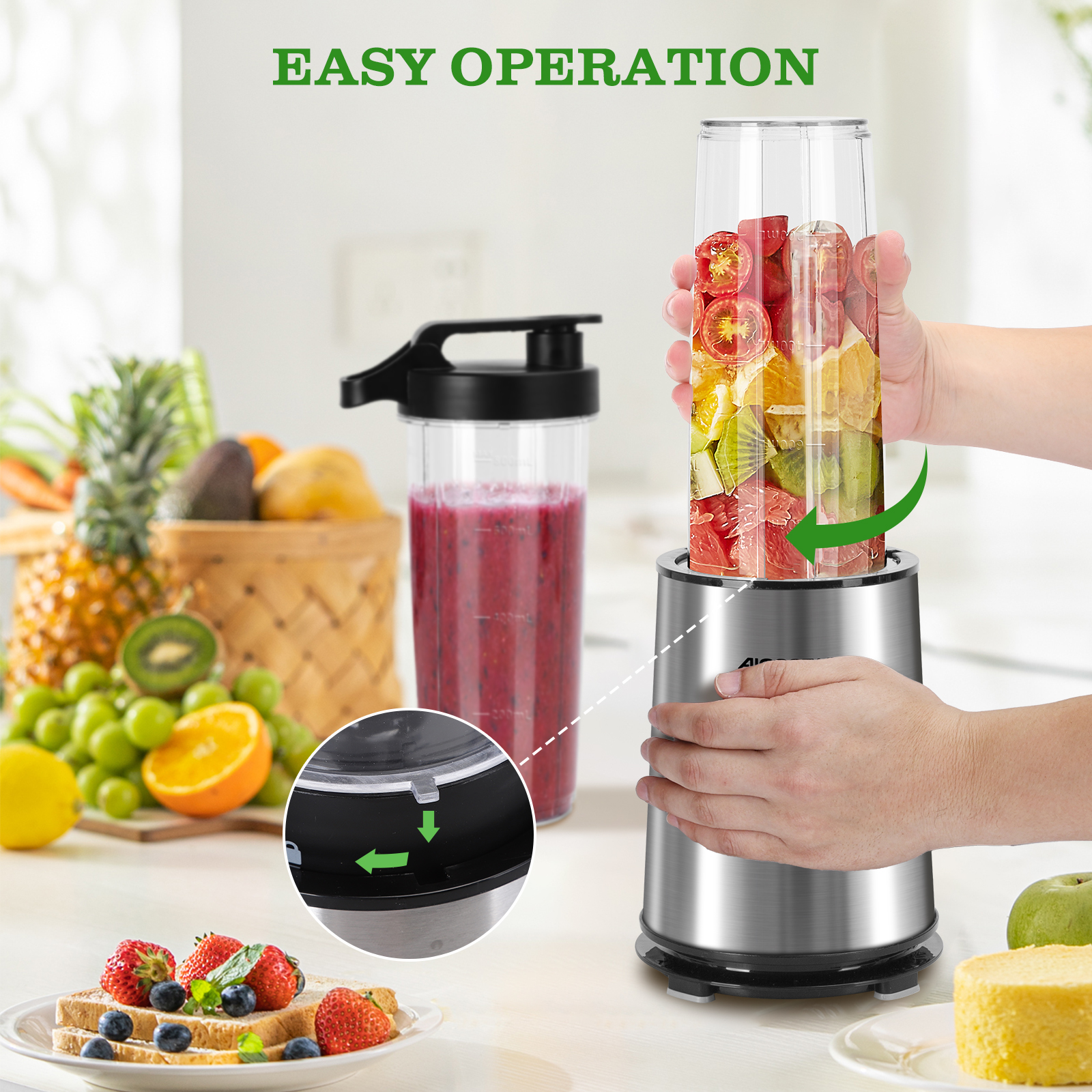 Persona usando una licuadora con fruta. Otras frutas y un batido están en la mesa.
