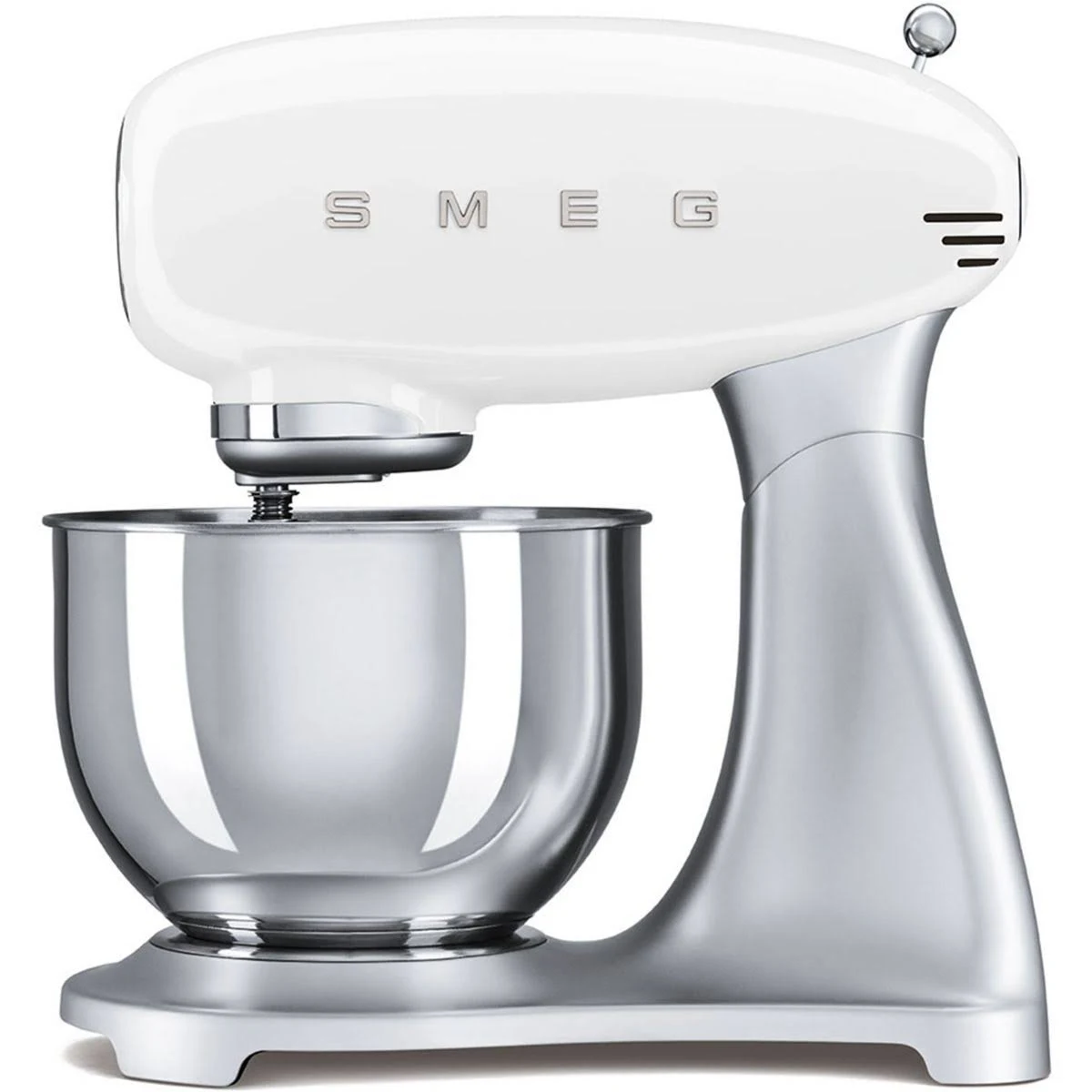Gümüş bir kase ile beyaz stand mikseri. SMEG logosu görünür.