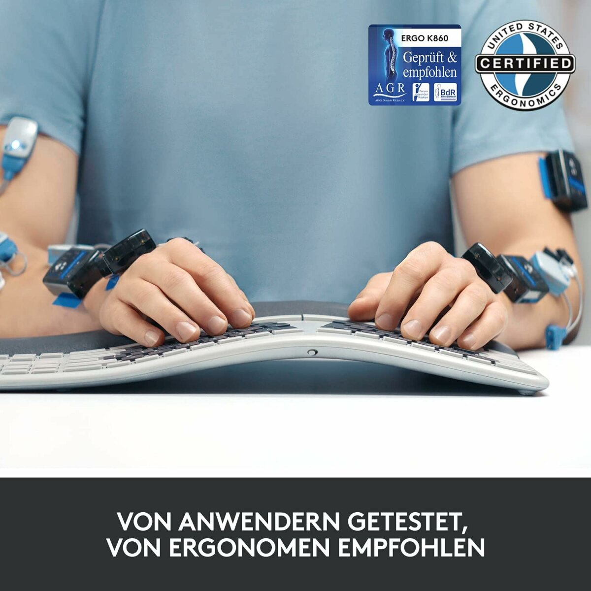 Person tippt auf einer ergonomischen, gebogenen Tastatur mit Sensoren.