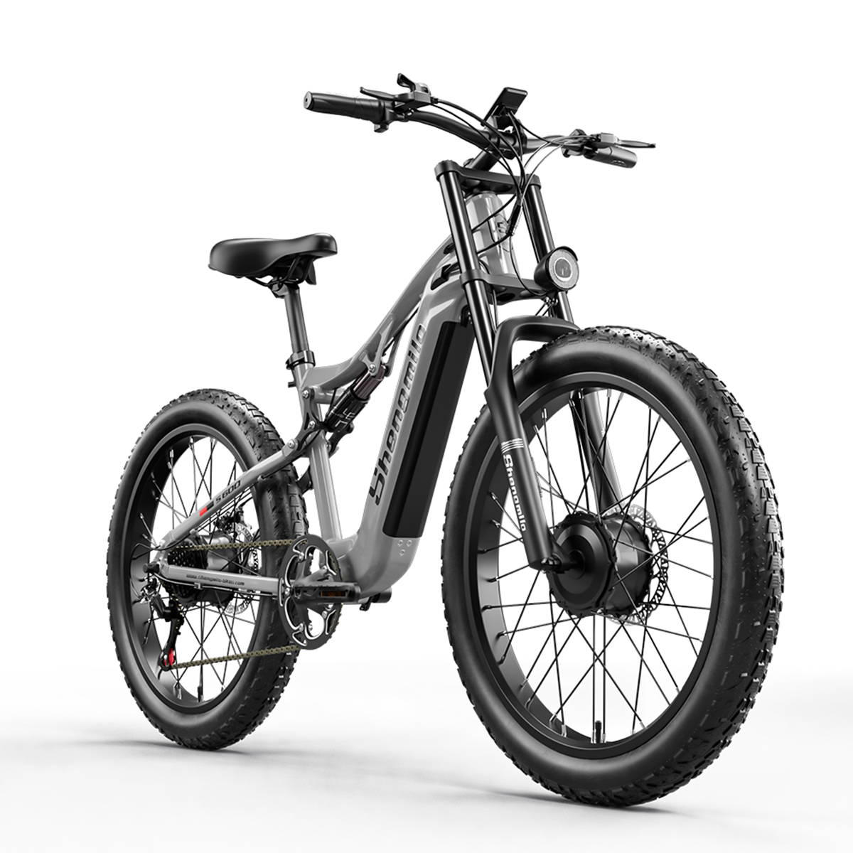 Szaro-czarny rower elektryczny na białym tle. Posiada duże opony.