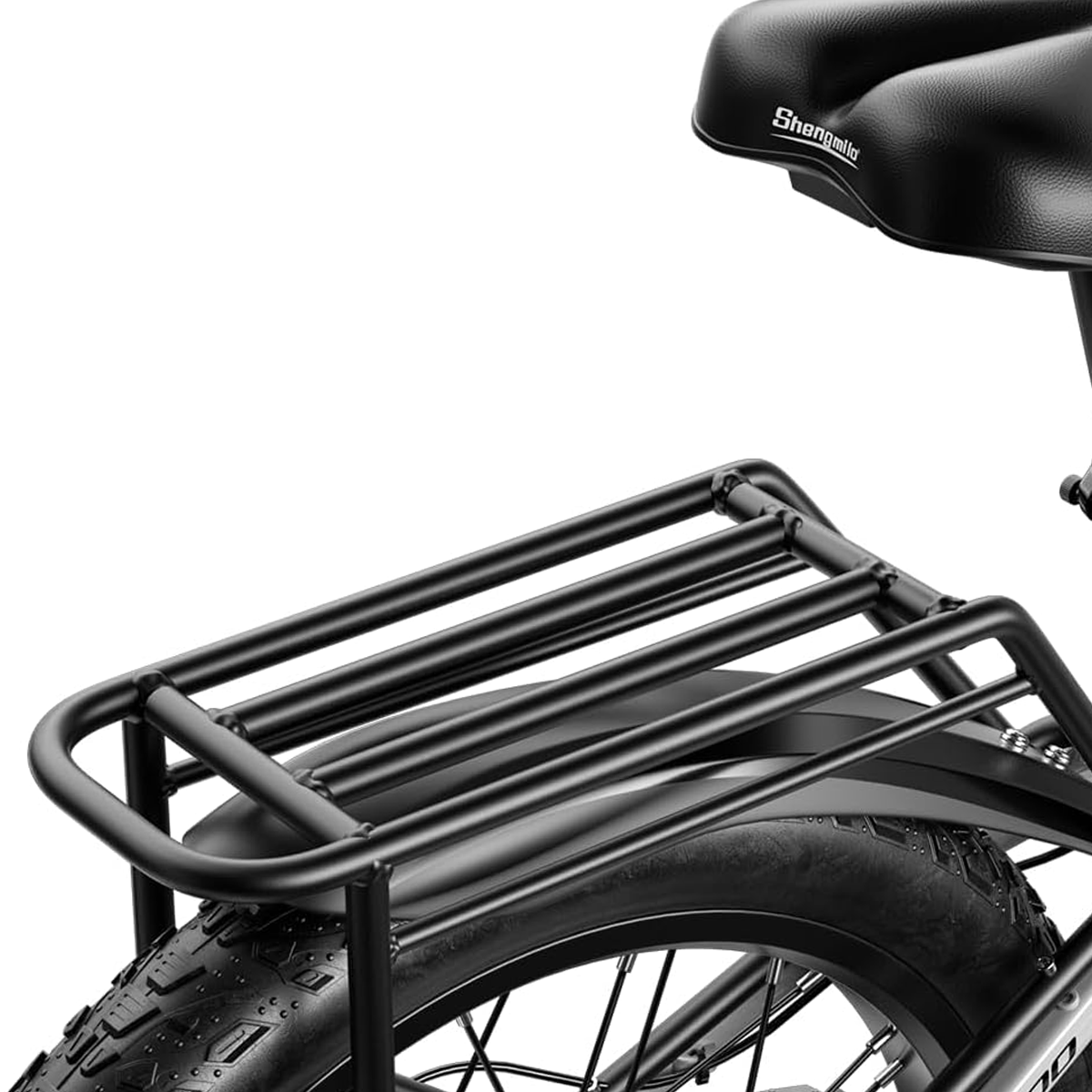 Czarny bagażnik rowerowy na rowerze z czarną oponą, na białym tle.