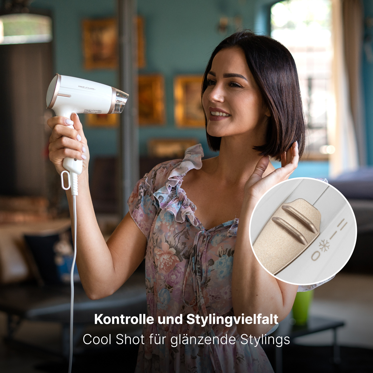 Kobieta z biało-złotą suszarką, uśmiechnięta i trzymająca ją, zbliżenie na elementy sterujące.