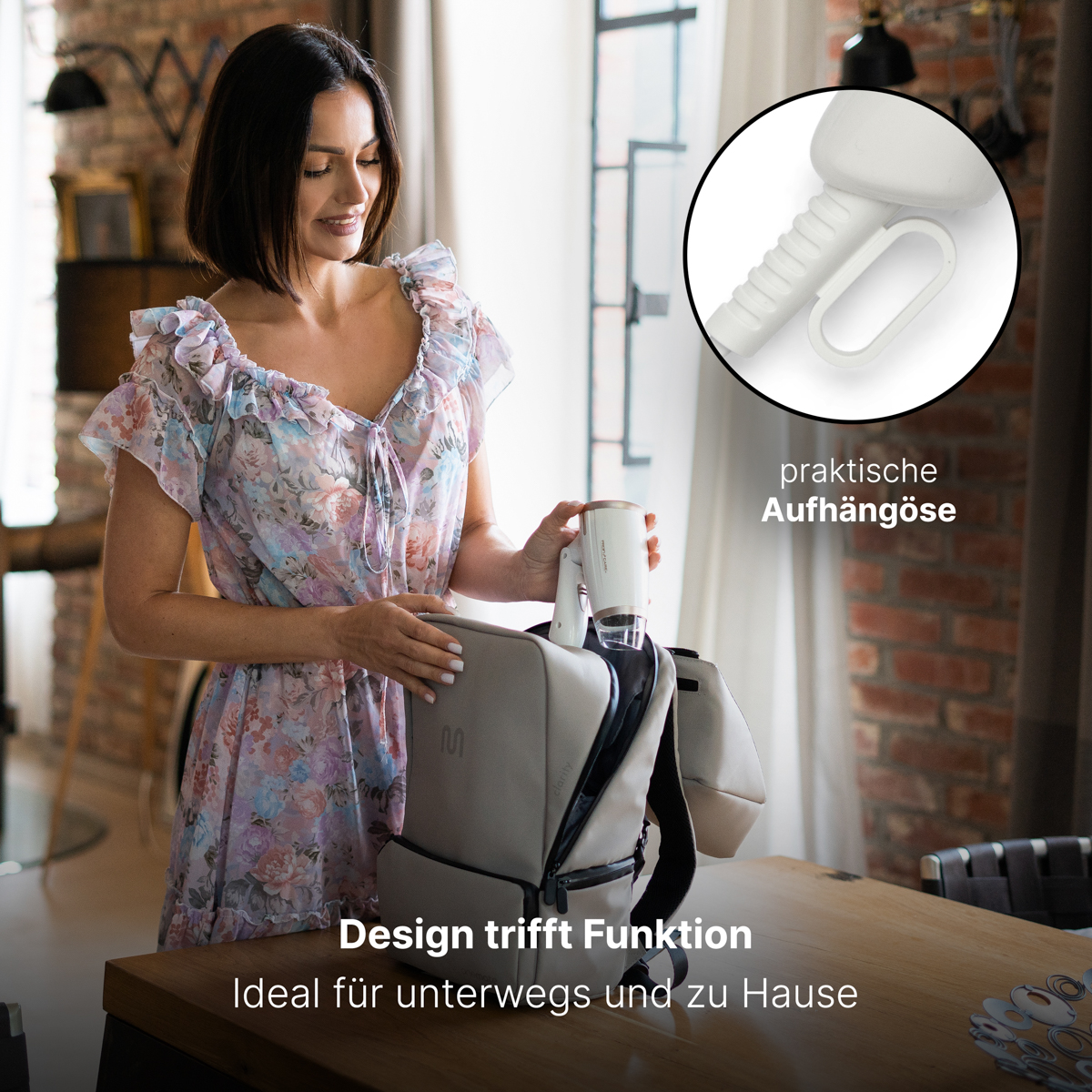 Kobieta z plecakiem i suszarką do włosów. Pokazuje uchwyt plecaka i suszarkę.