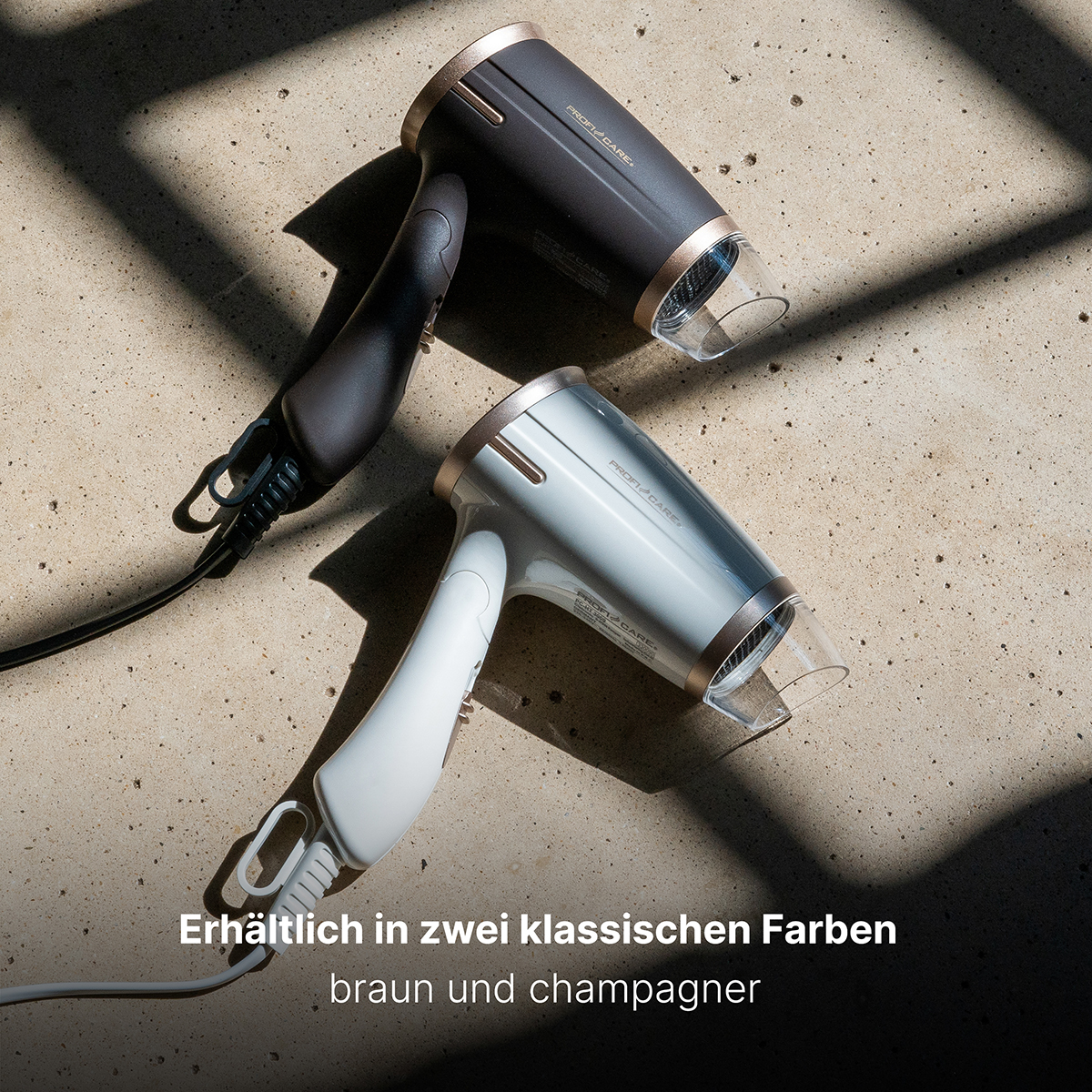 Dwie suszarki do włosów, czarna i biała, na teksturowanej powierzchni. Tekst wspomina kolory.