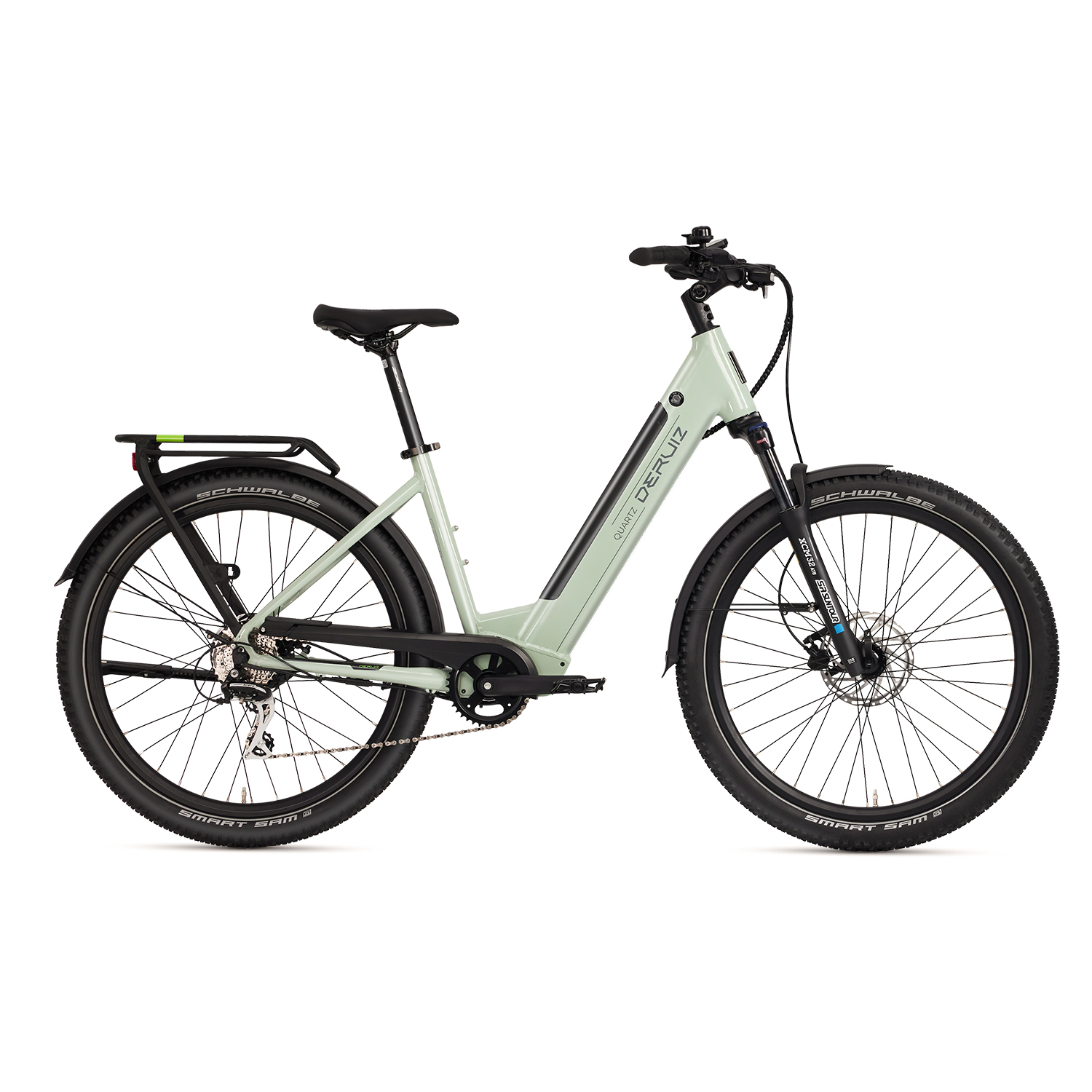 Ein hellgrünes Elektrofahrrad mit schwarzen Reifen und Komponenten. Es steht vor weißem Hintergrund.