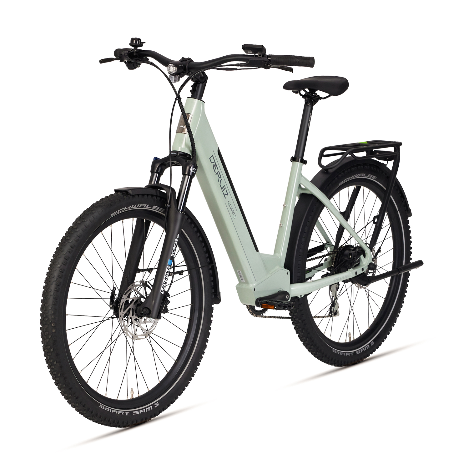 Grünes Elektrofahrrad auf weißem Hintergrund. Mit schwarzem Gepäckträger und Reifen.