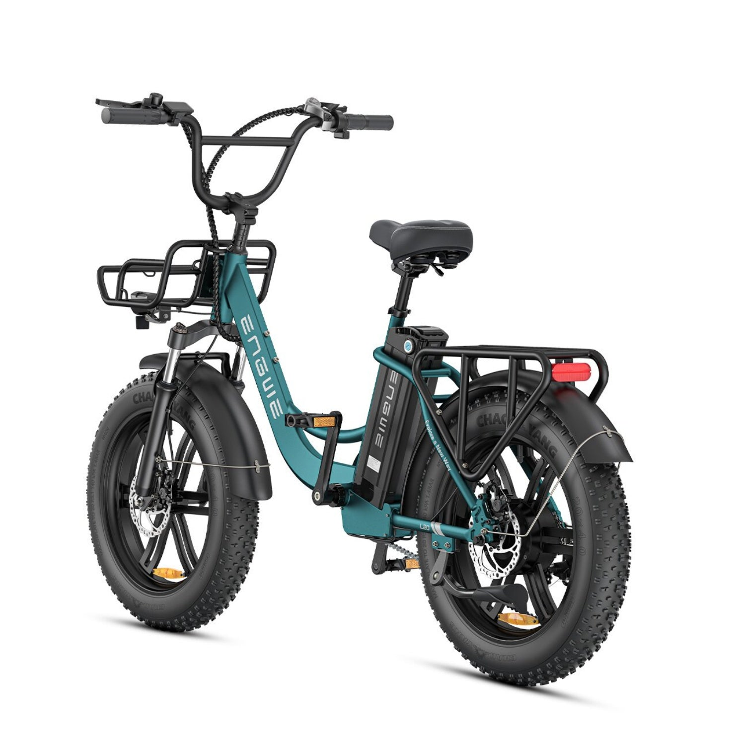 Bicicletta elettrica turchese con dettagli neri. Include un cestino anteriore, portapacchi posteriore e pneumatici grandi su sfondo bianco.