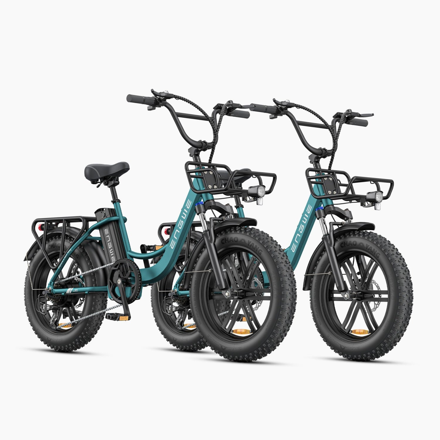 Due biciclette elettriche turchese con pneumatici neri e cestini. Sfondo bianco.
