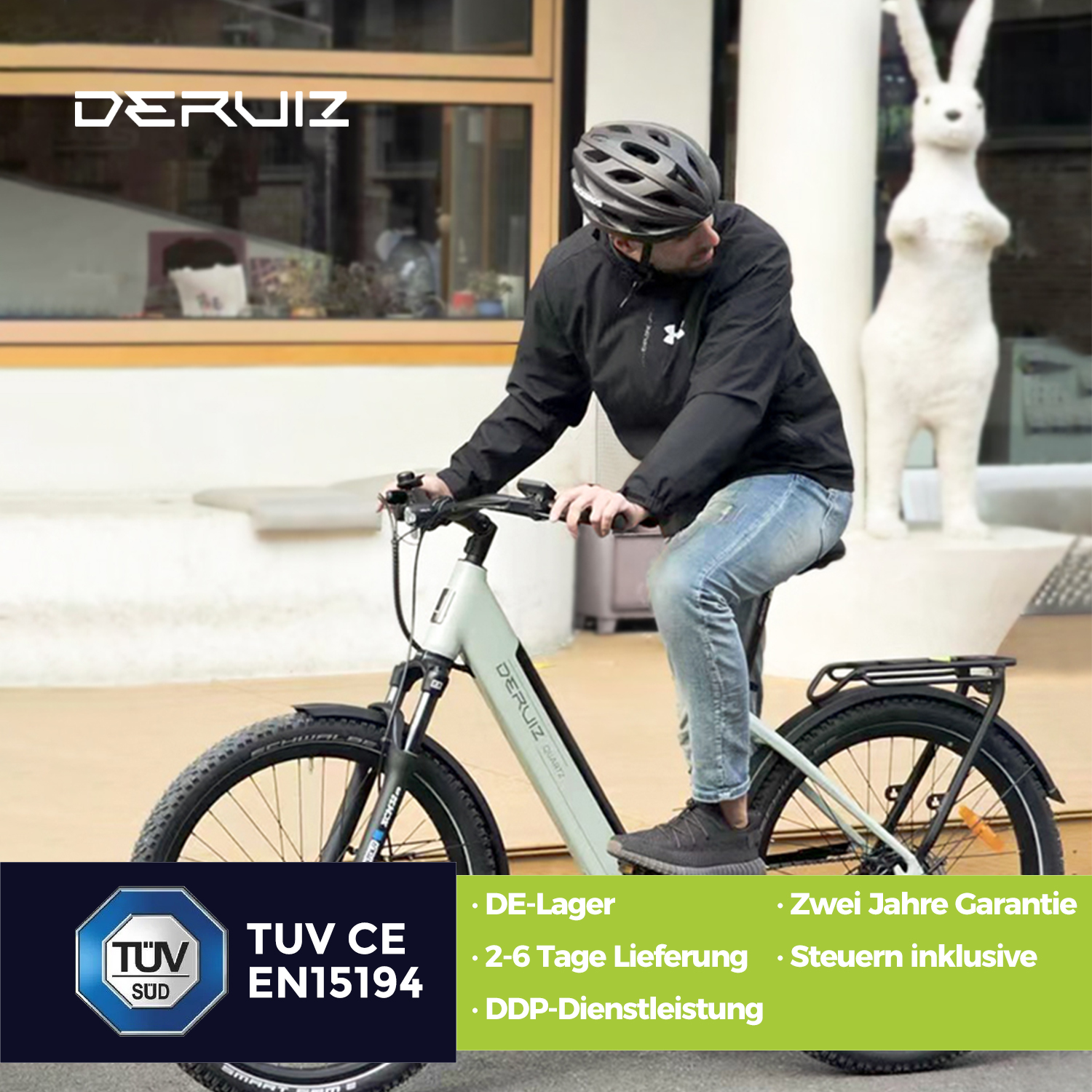 Mann fährt ein Elektrofahrrad. Text auf dem Fahrrad und eine weiße Kaninchenstatue im Hintergrund.