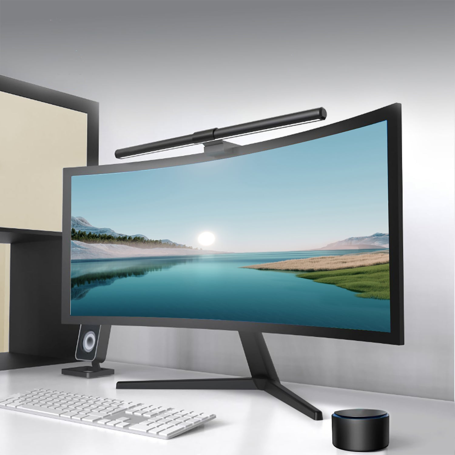 Gebogener Computermonitor mit Lichtleiste oben. Schreibtischumgebung mit Lautsprechern.