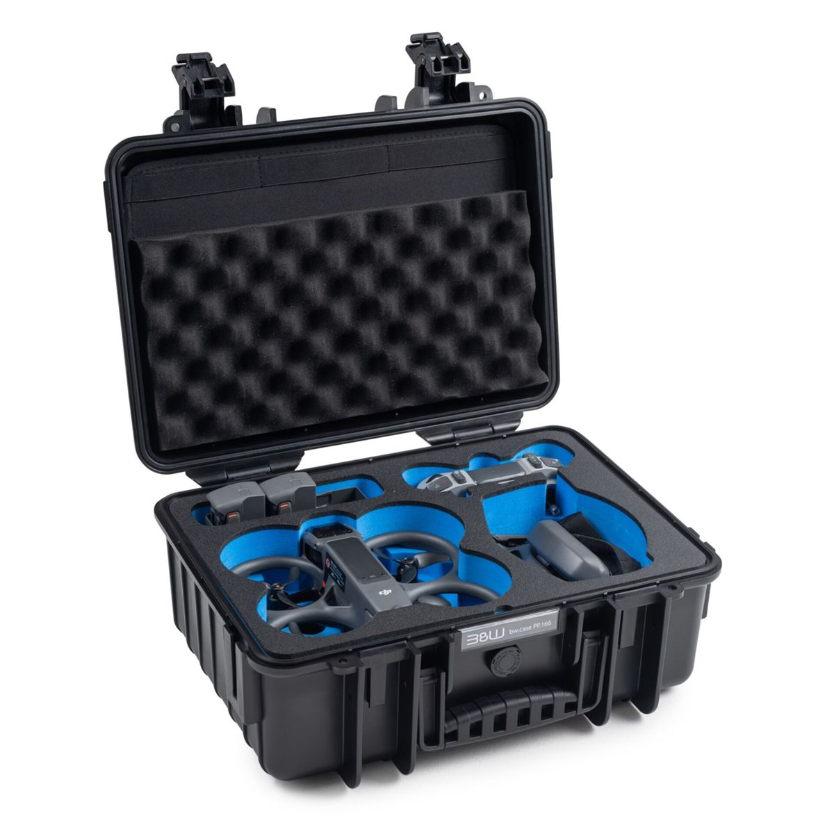 Valigetta nera per droni aperta. Drone, batterie e accessori all'interno, dettagli blu.
