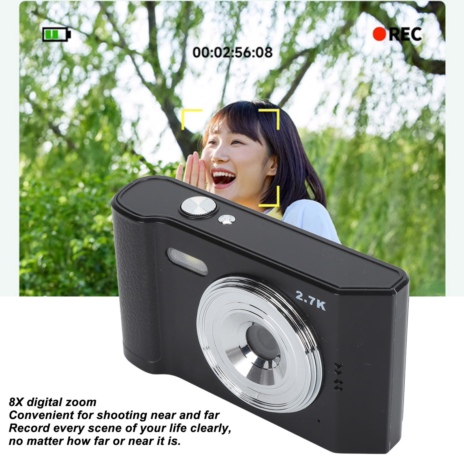 Eine Frau lächelt beim Filmen mit einer schwarzen Digitalkamera. Ein grüner Hintergrund ist sichtbar.