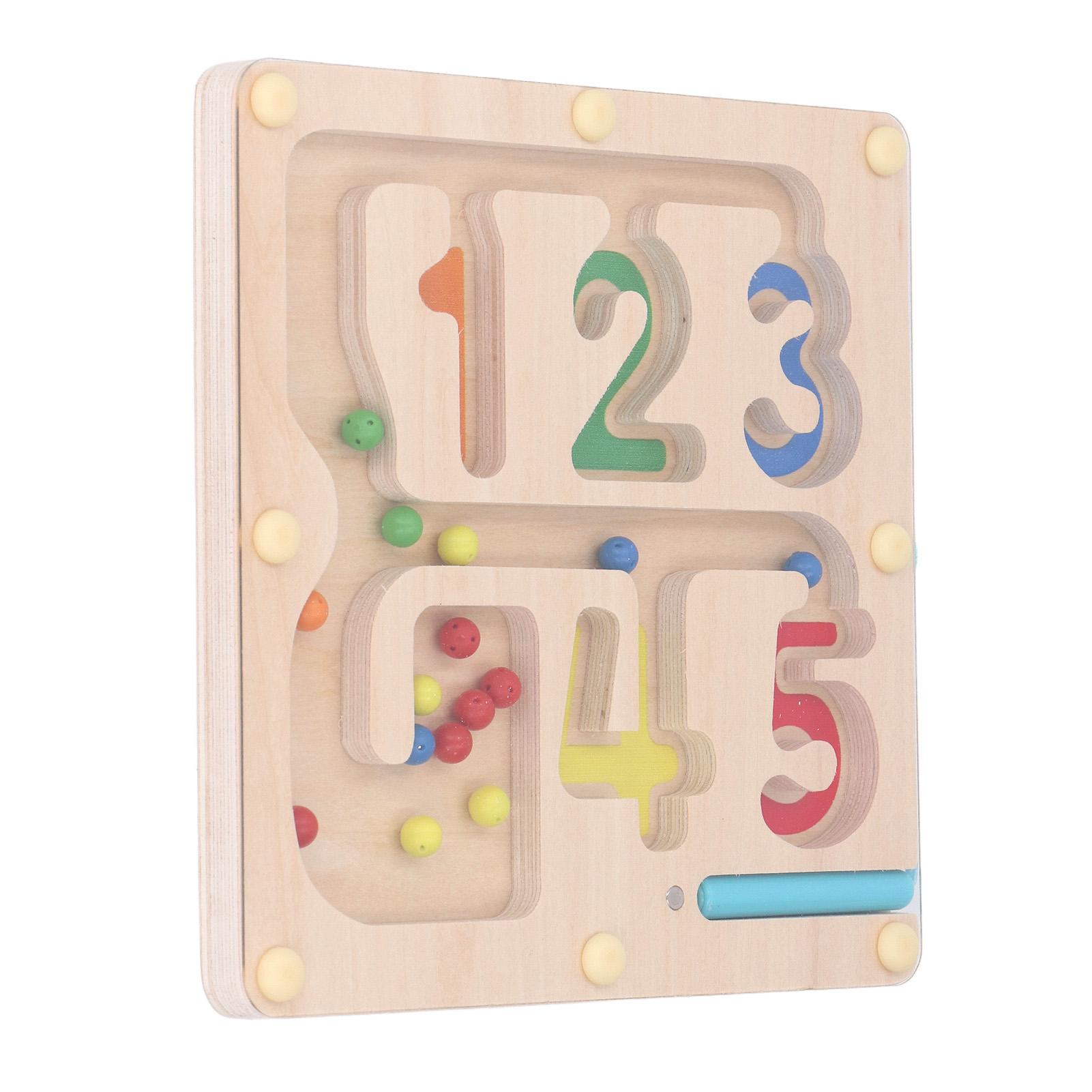 Ein hölzernes Zahlenlabyrinth mit den Zahlen 1-5 in verschiedenen Farben und farbigen Kugeln.