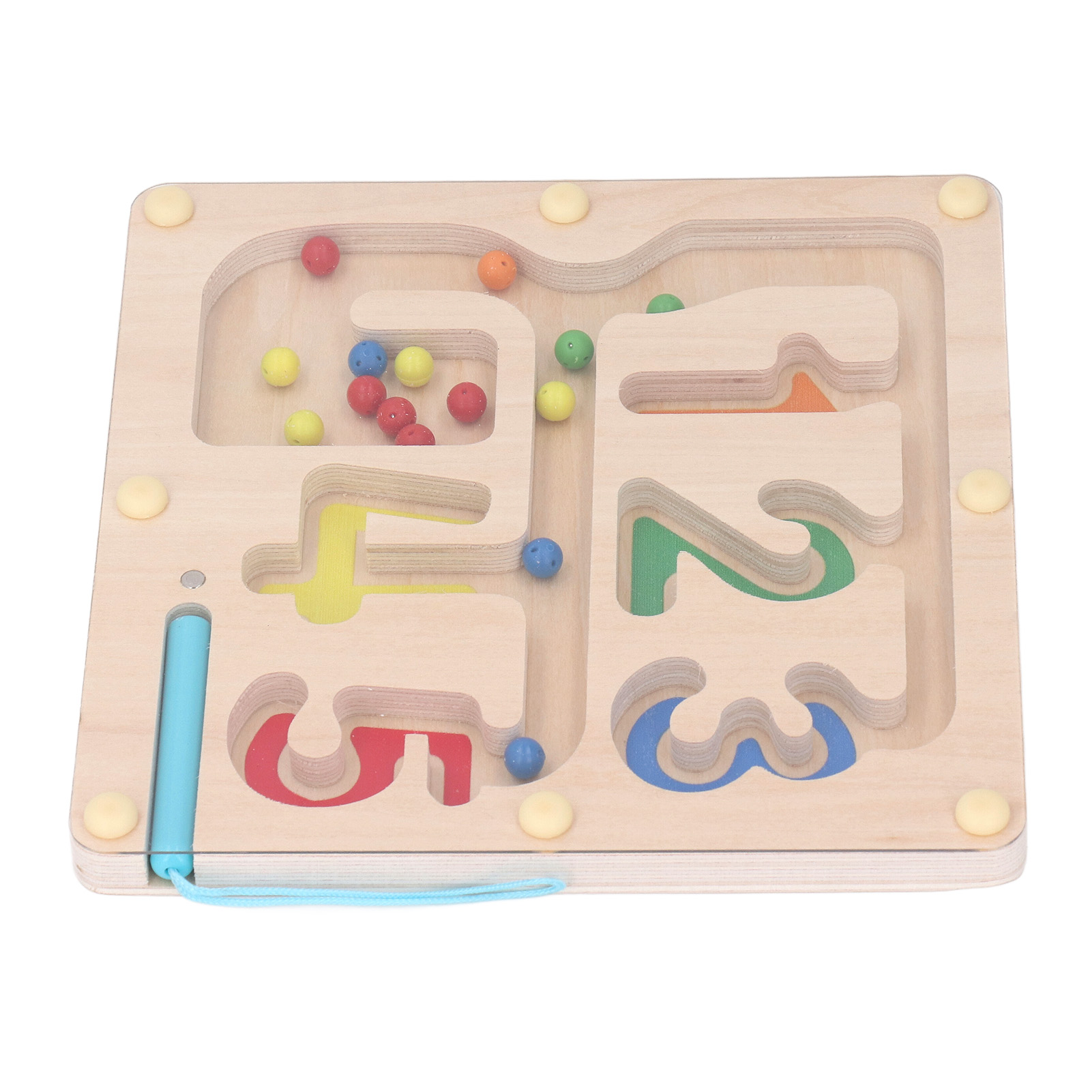 Hölzernes Lernspielzeug mit bunten Perlen und Zahlen. Weißer Hintergrund.