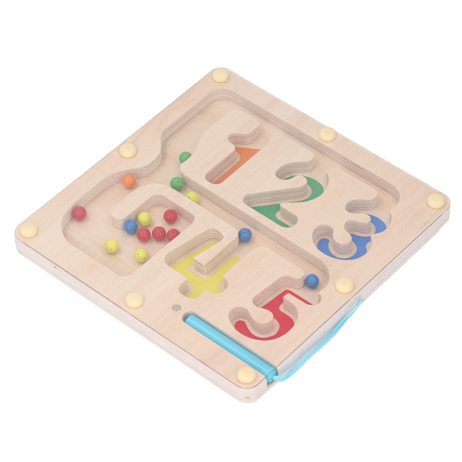 Holzzahlenlabyrinth mit bunten Kugeln und blauem Stift. Zahlen eins bis fünf sind ausgeschnitten.