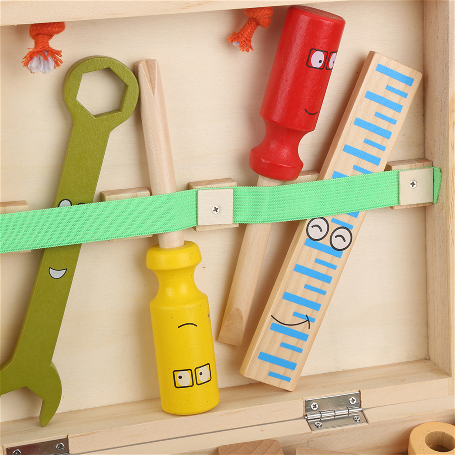 Spielzeug-Werkzeugkasten aus Holz mit verschiedenen bunten Werkzeugen.