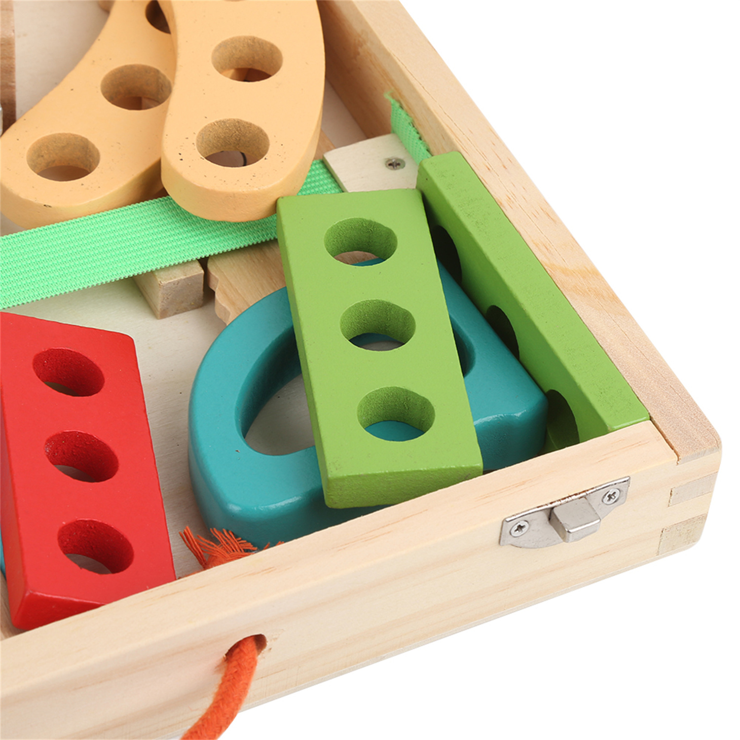 Eine Holzkiste mit bunten Holzformen. Rote, grüne und blaue Blöcke.