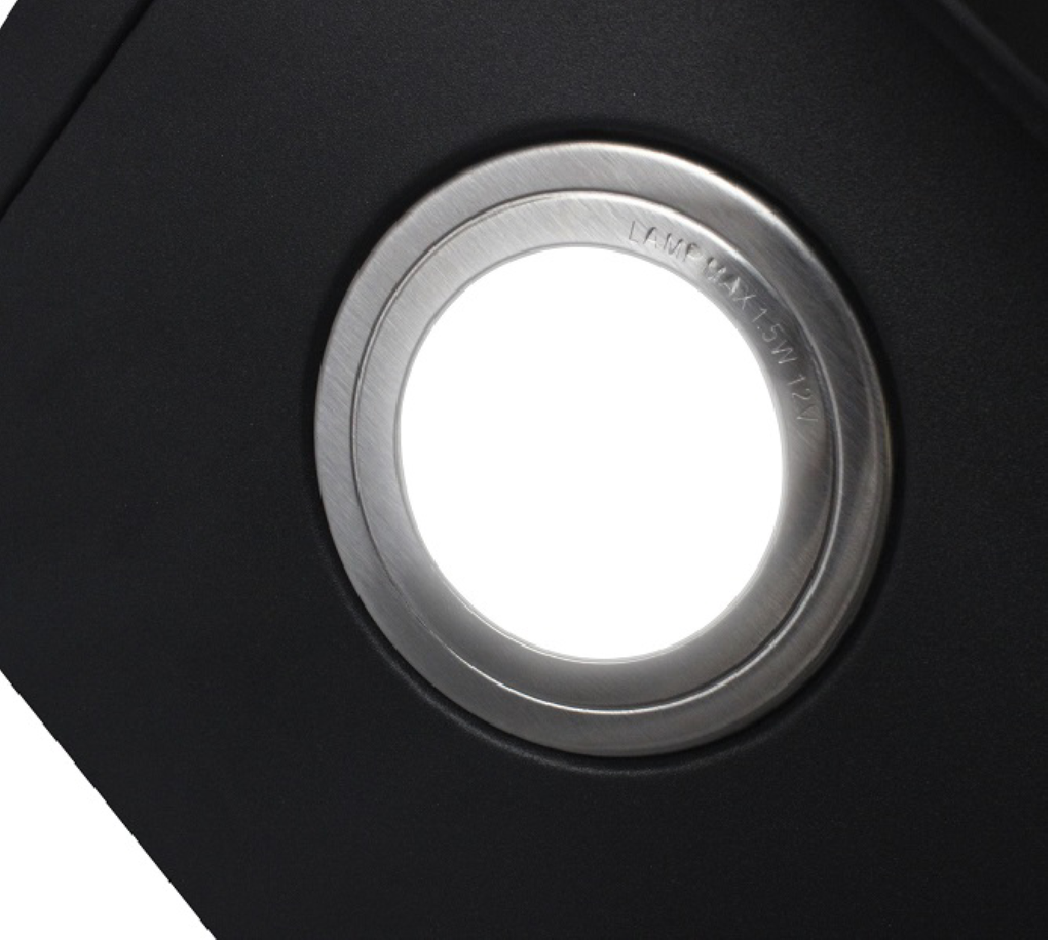 Een close-up van een cirkelvormige inbouwlamp met een zilveren rand.