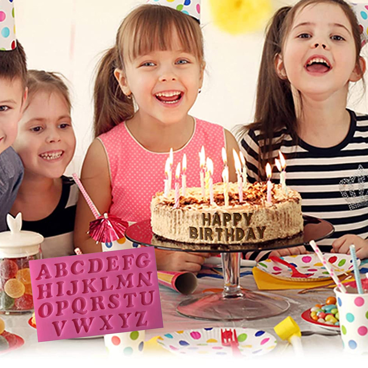 Kinder auf einer Geburtstagsfeier. Auf dem Tisch steht ein Kuchen mit Kerzen und einem Happy Birthday-Schild.