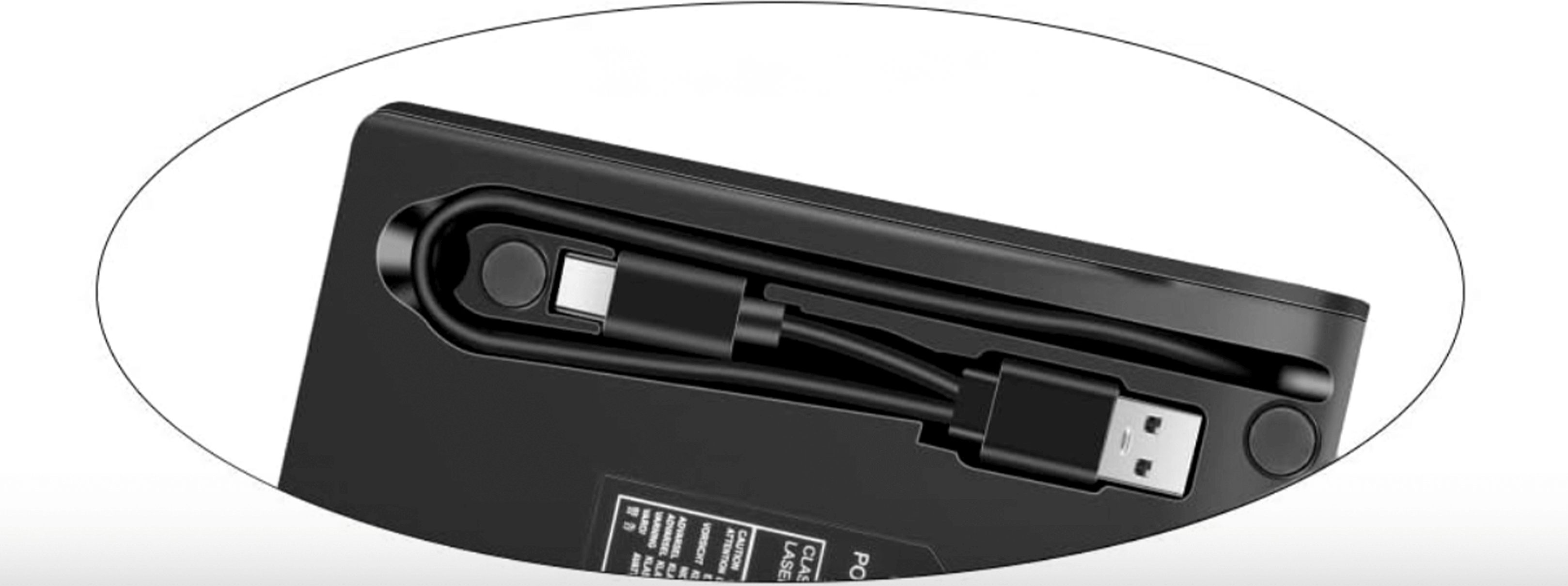 Zbliżenie czarnego power banku z portem USB-C i USB oraz kablem.