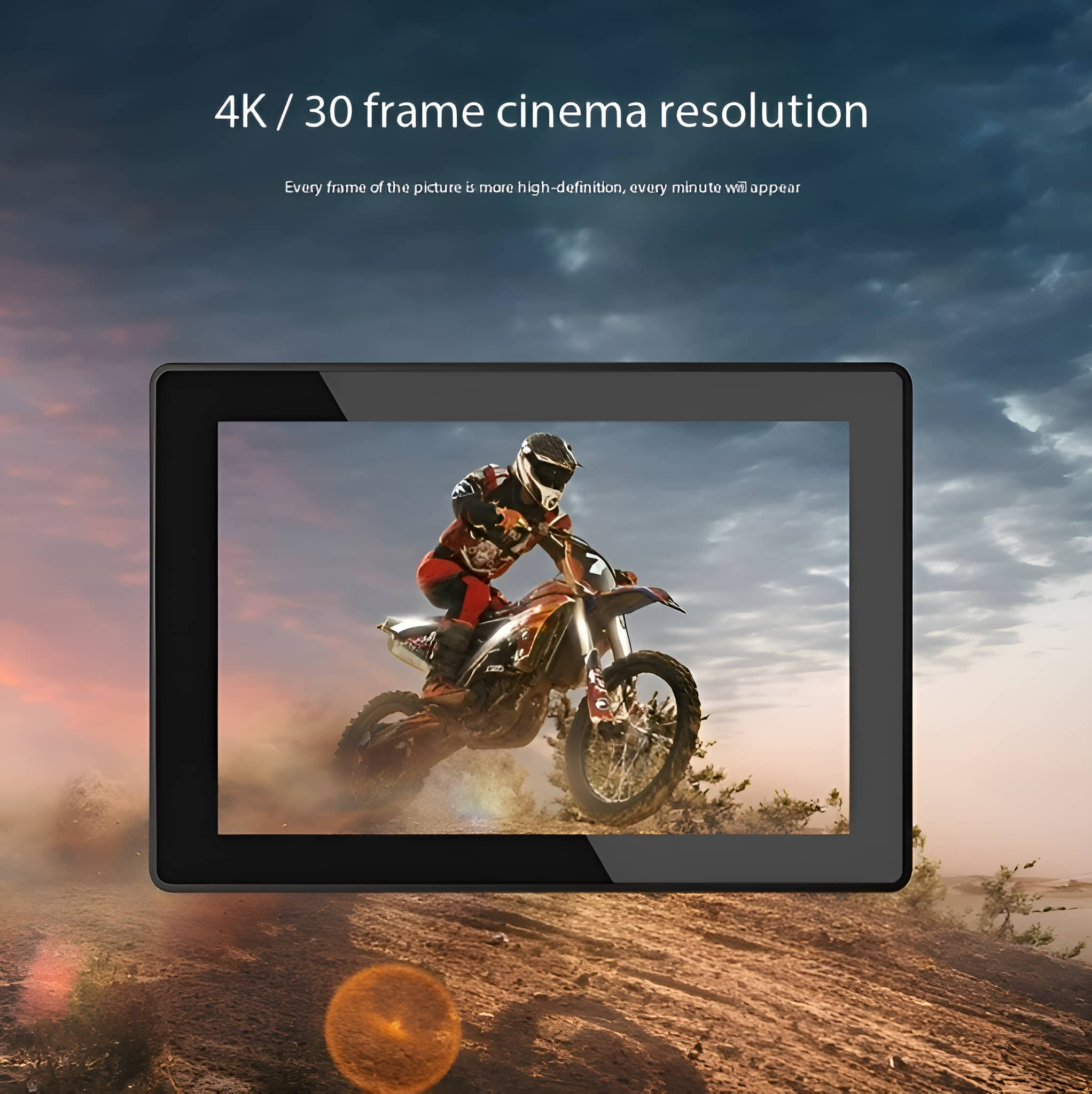 Tablet mit Motocross-Rennen. Der Himmel ist bewölkt, der Hintergrund verschwommen.