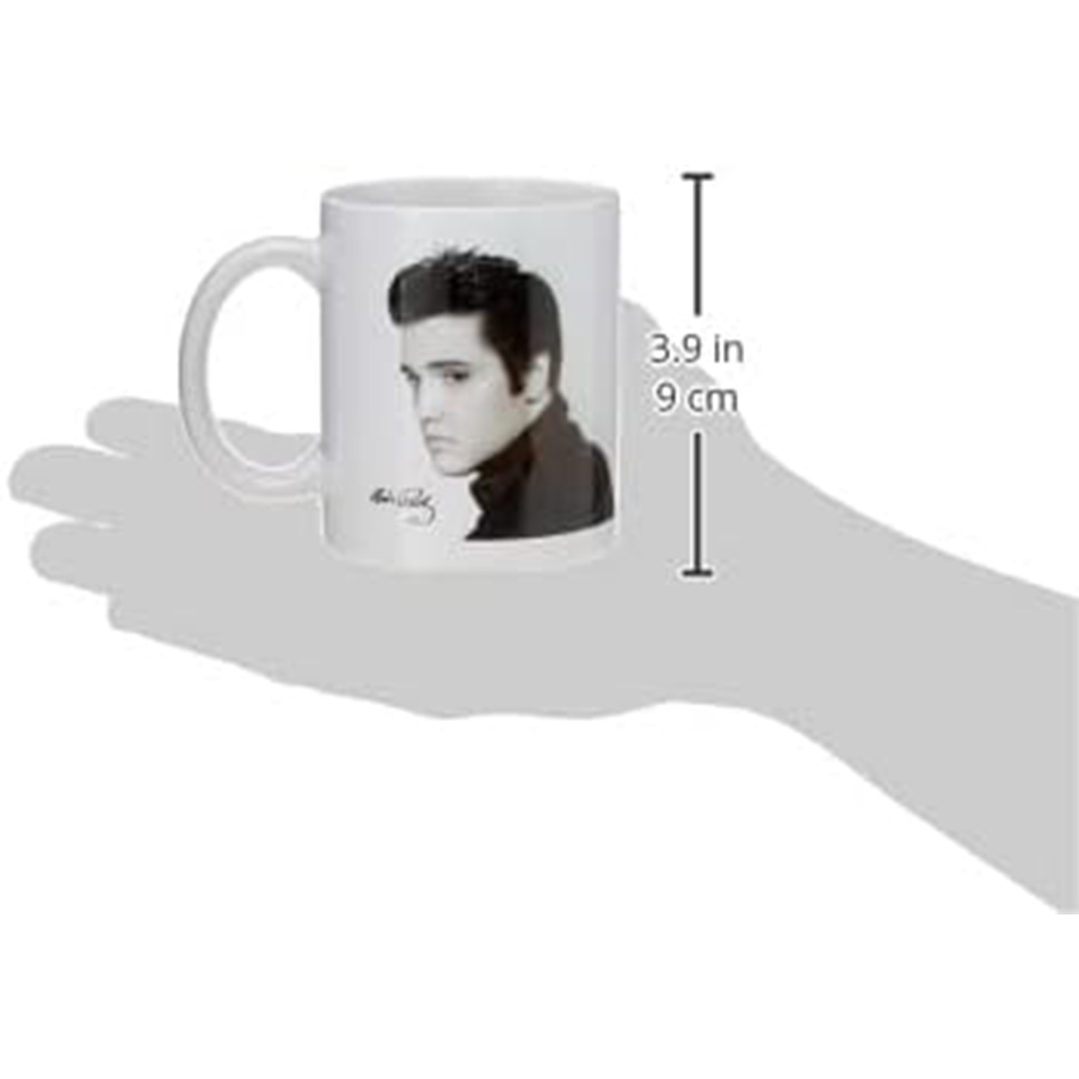 Weiße Kaffeetasse mit Elvis Presleys Foto und Unterschrift. Die Tasse wird von einer Hand gehalten.