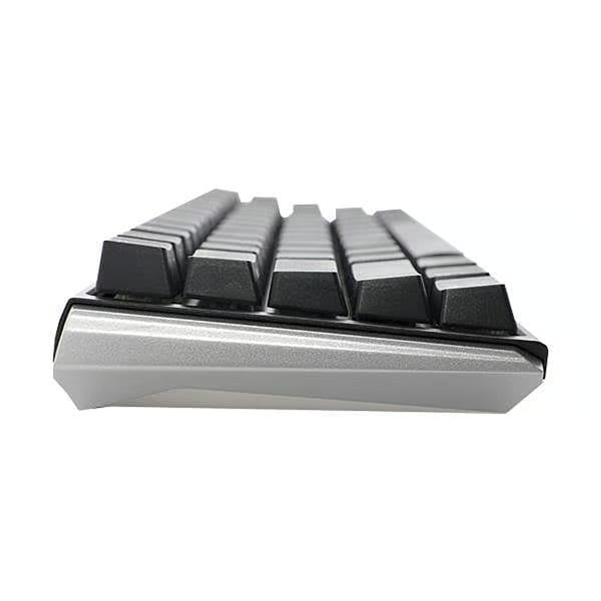 Un teclado plateado con teclas negras. Las teclas son de perfil bajo. El borde es plateado.