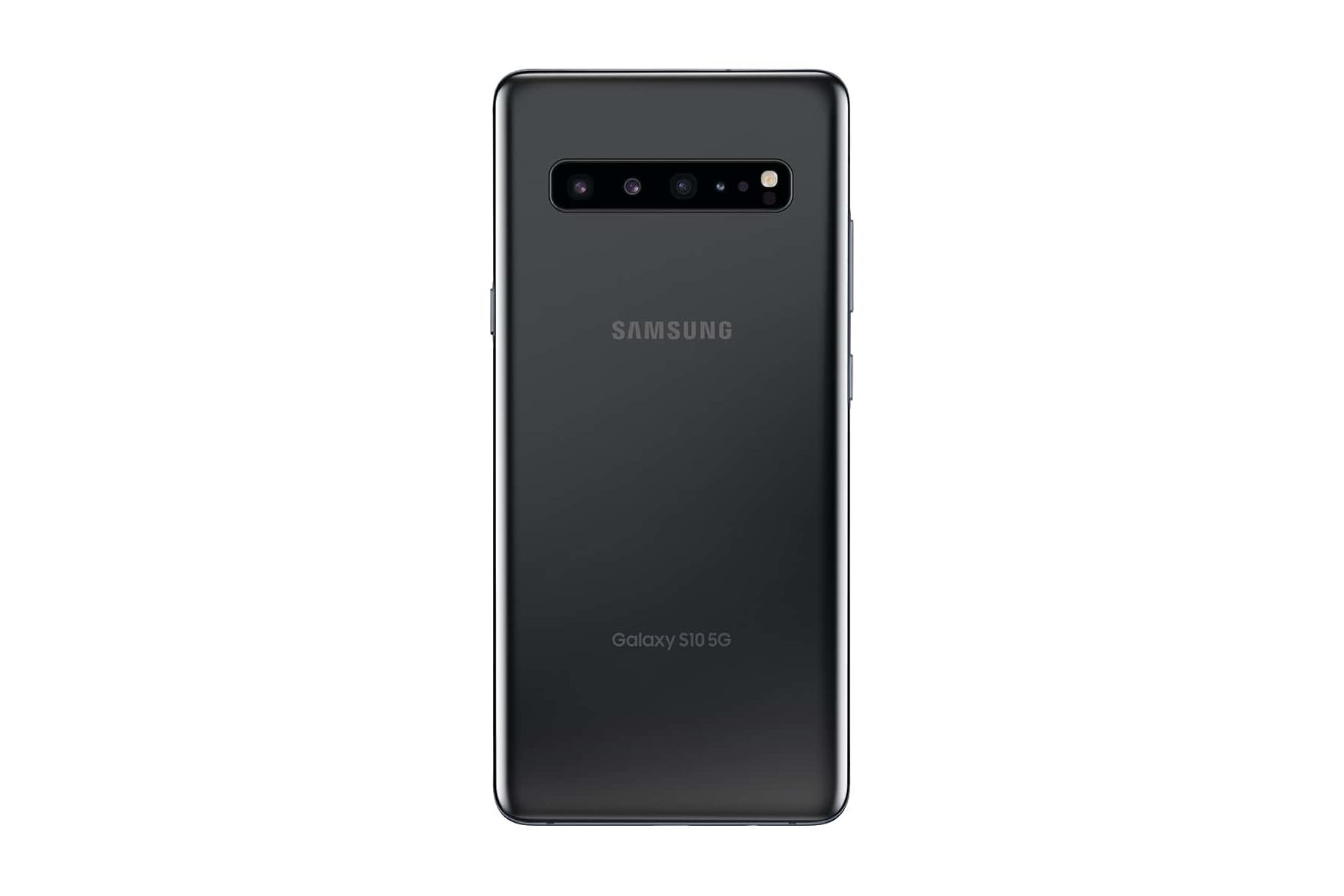 Tył czarnego telefonu Samsung Galaxy S10 5G z wieloma aparatami i marką Samsung. Białe tło.