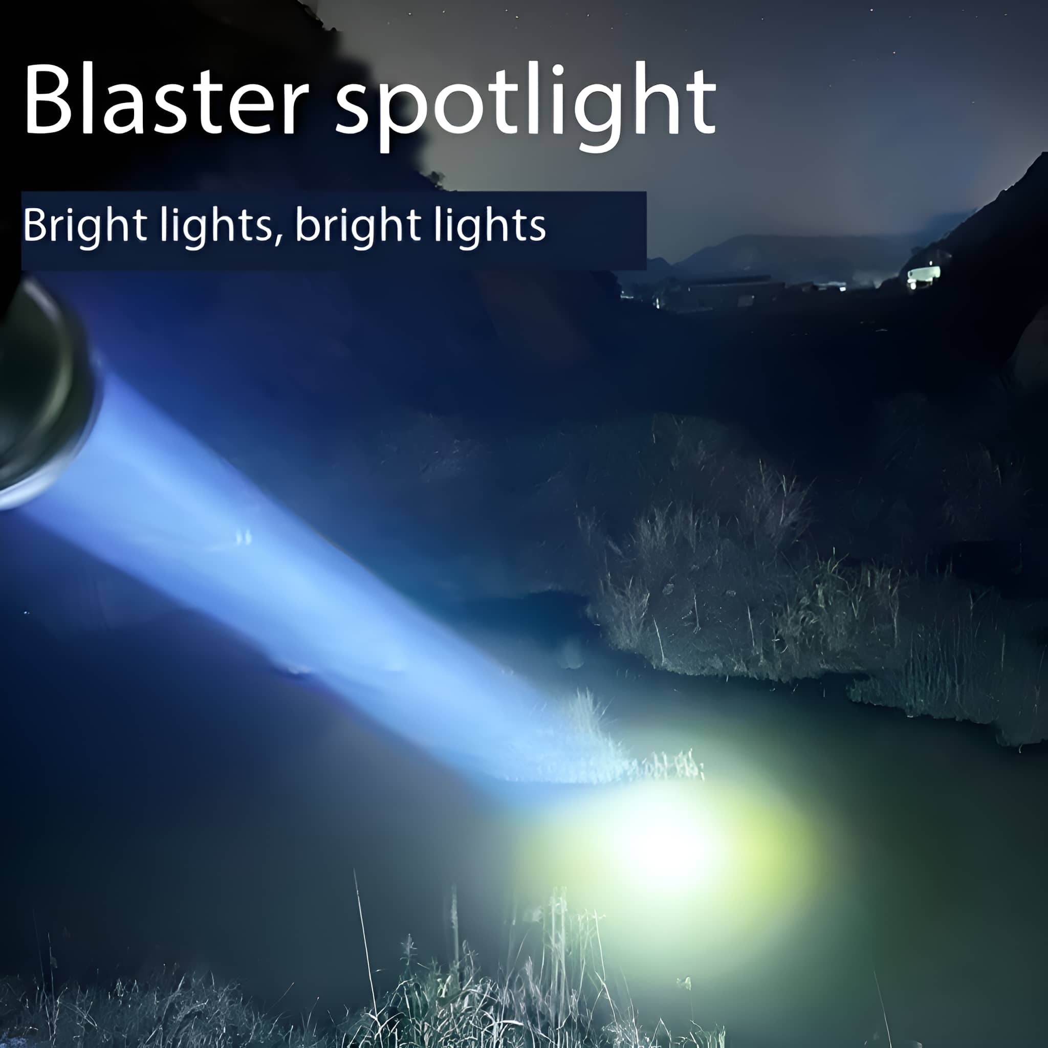 Ein Scheinwerfer, der nachts einen hellen Lichtstrahl über Wasser projiziert. Dunkle Umgebung.
