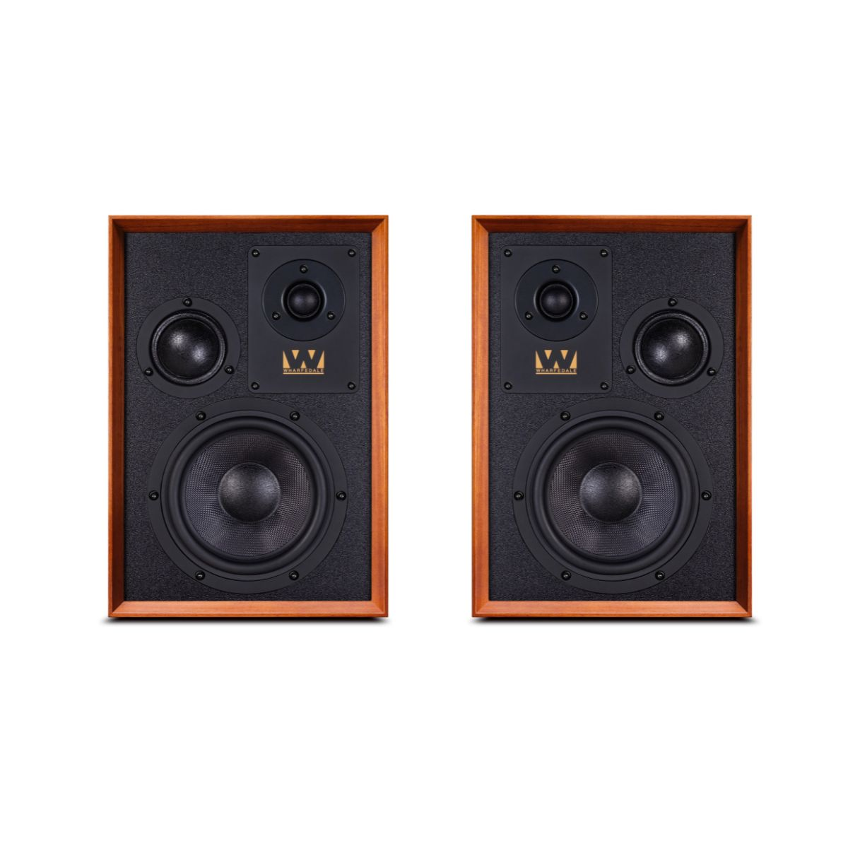 Twee zwarte luidsprekers met houten frames. De luidsprekers hebben een woofer en een tweeter.