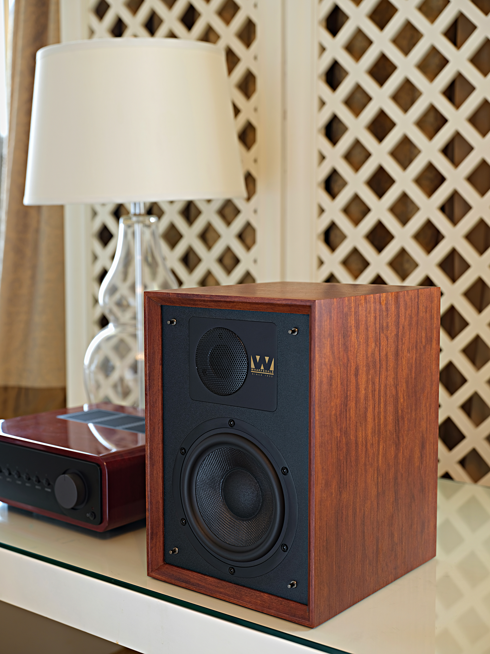 Houten Wharfedale-luidspreker naast een lamp en een stereosysteem.