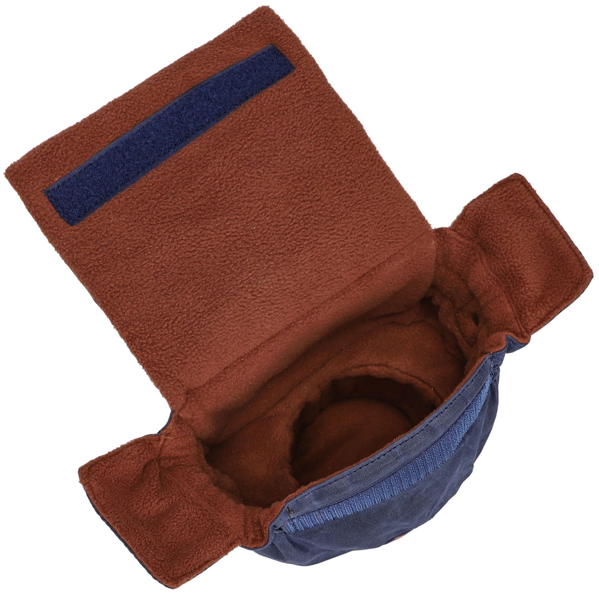 Blau-braune Mütze mit geöffneter Klappe, zeigt weiches, braunes Innenfutter. Klettverschluss sichtbar.