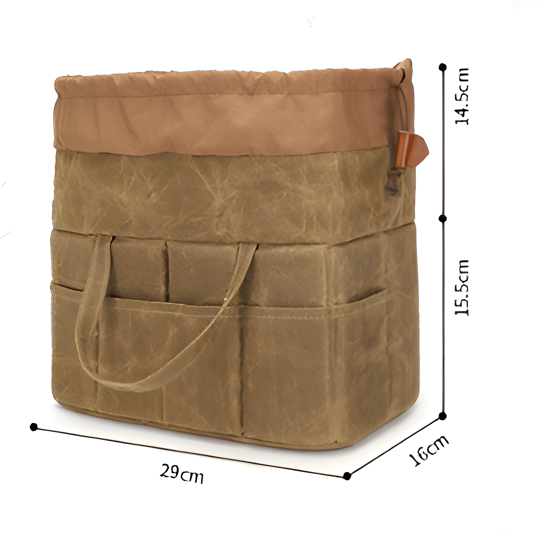 Braune Canvas-Tasche mit mehreren Taschen und einem Kordelzug oben. Weißer Hintergrund.