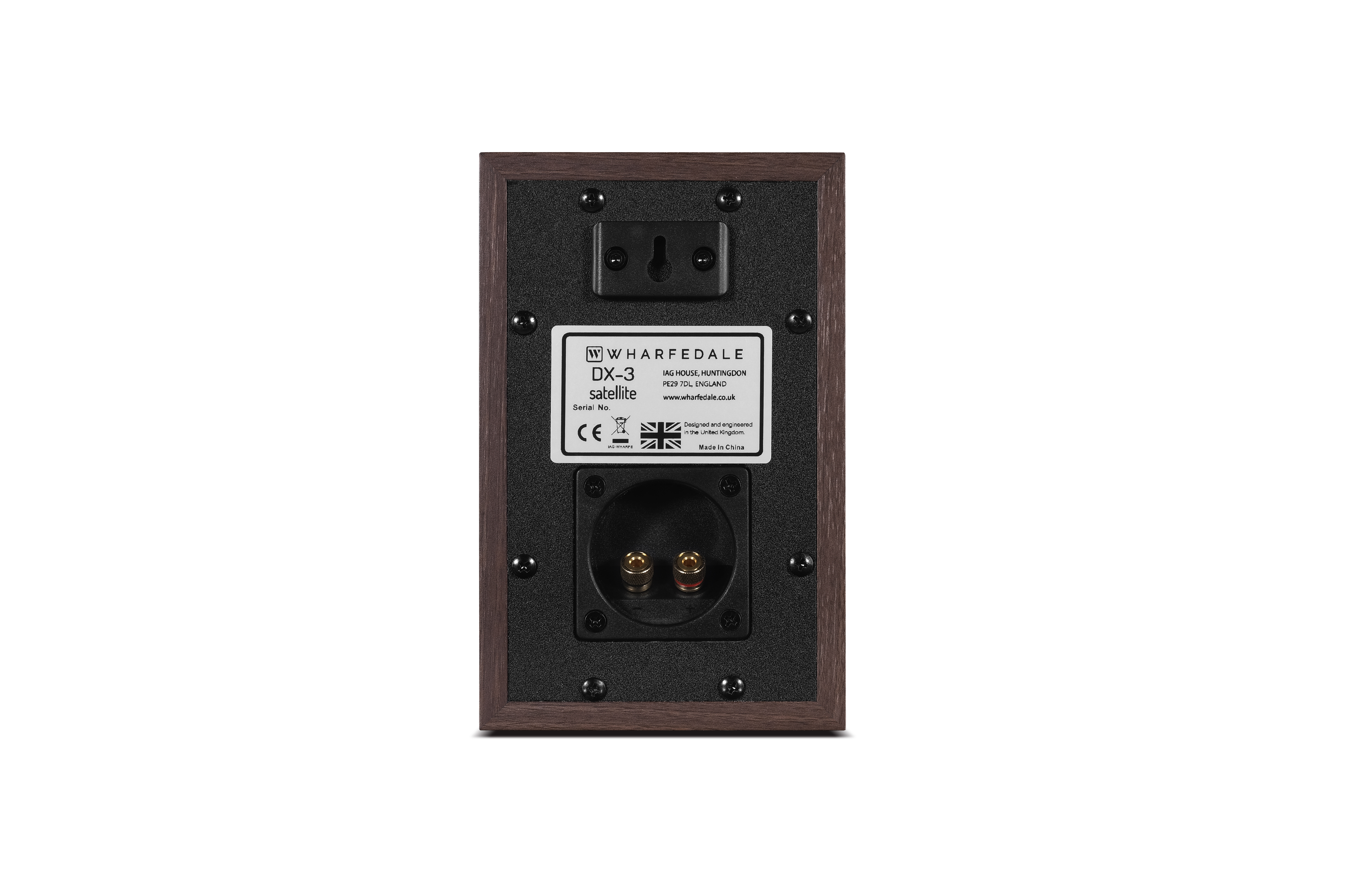 Achteraanzicht van een Wharfedale-luidspreker, bruin frame, zwarte achterkant, connectoren en label zichtbaar.