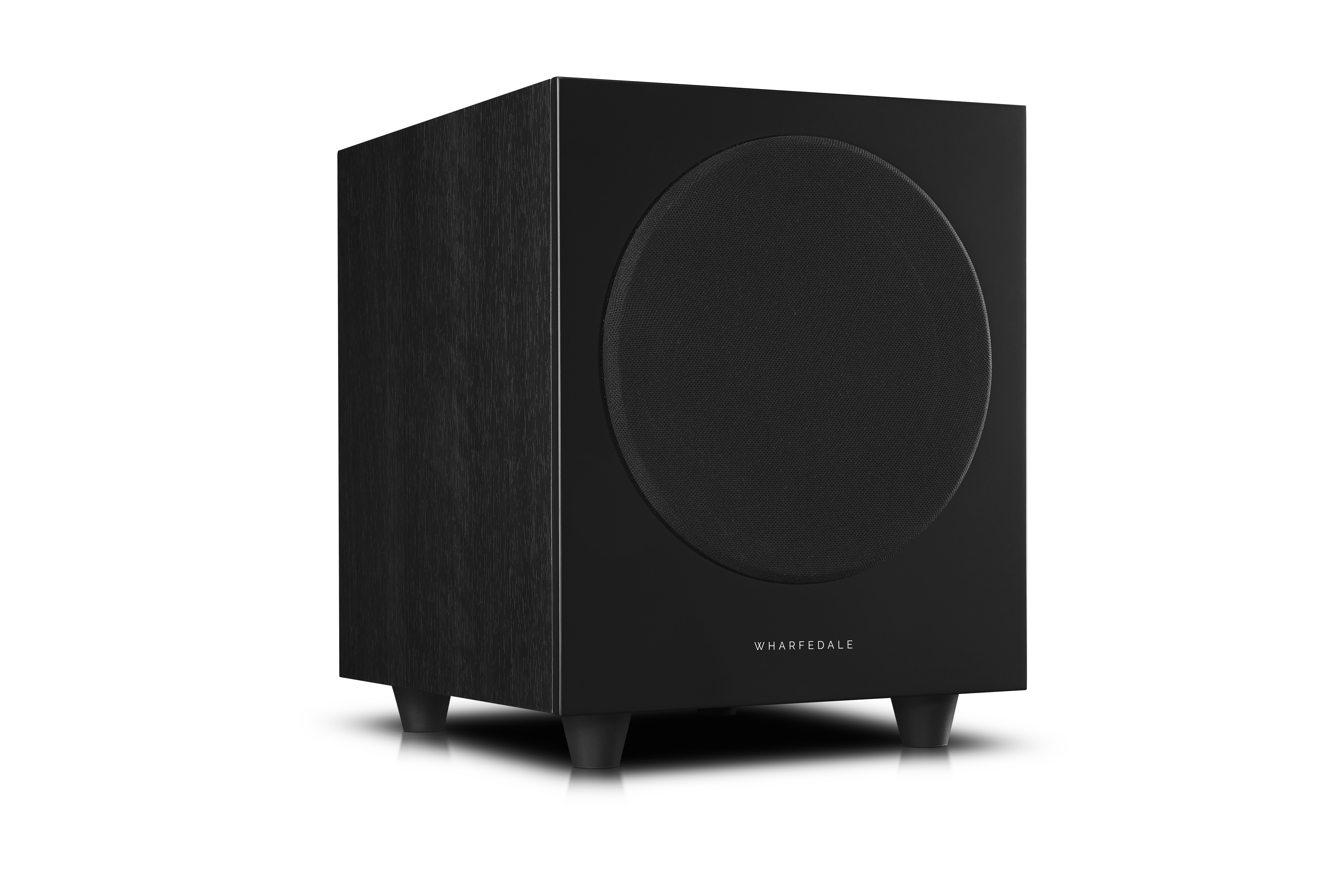 Zwarte Wharfedale subwoofer met een grote centrale luidspreker. Zwarte poten. Witte achtergrond.