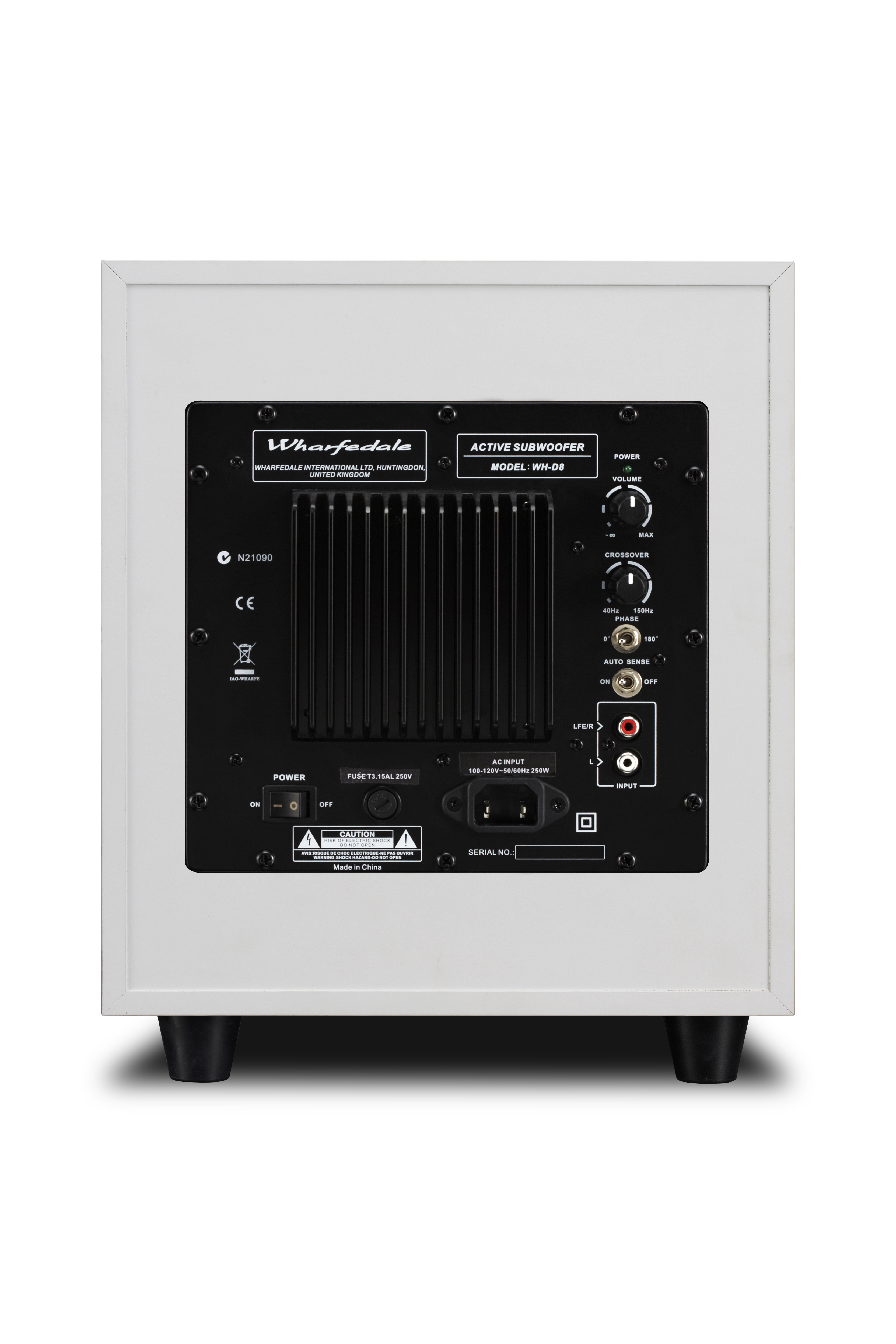 Achterkant van een witte subwoofer. Hij heeft een zwart paneel met bedieningselementen, ingangen en een voedingsgedeelte.