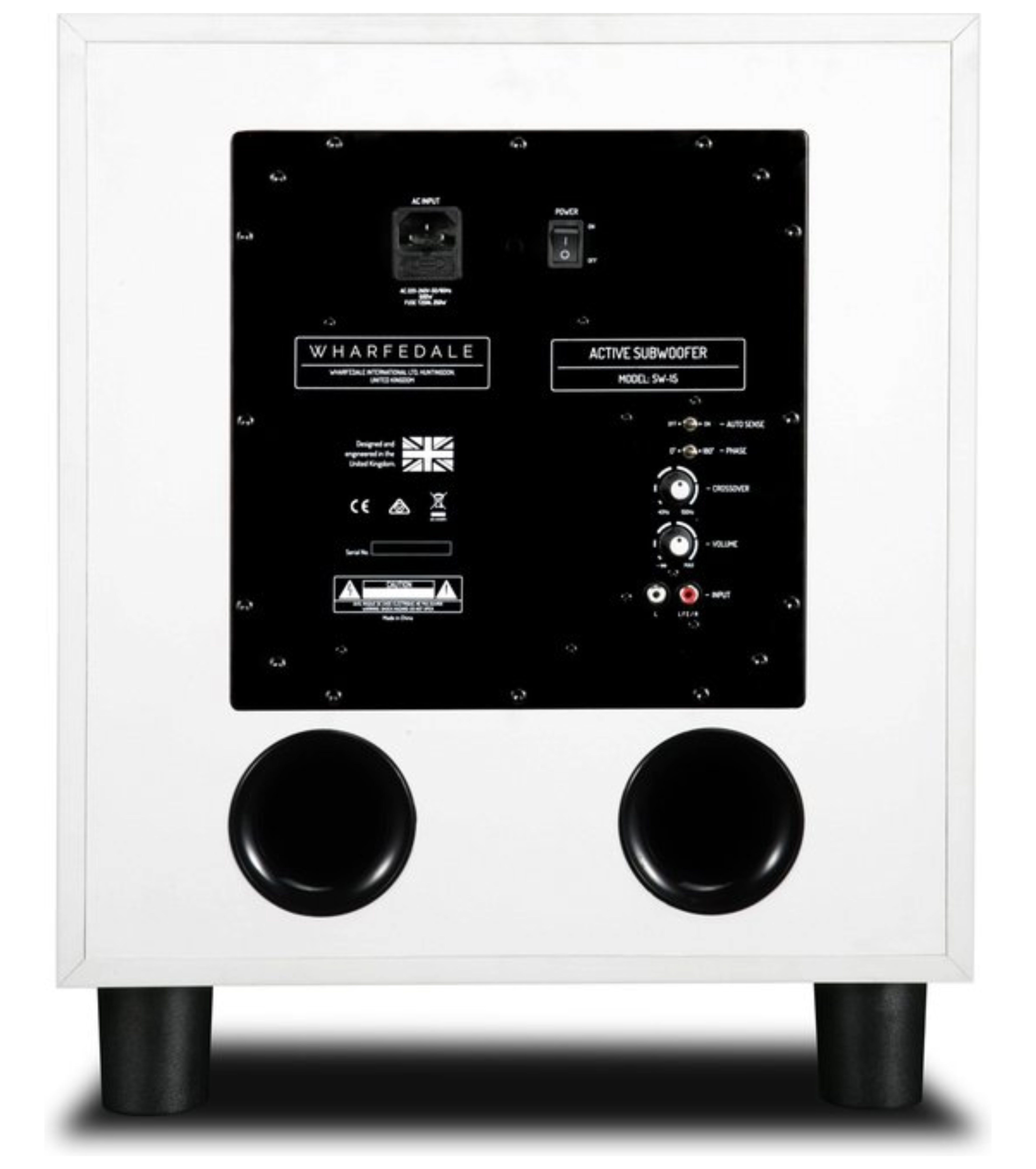 Retro di subwoofer bianco con pannello nero e porte di connessione. Piedini e sfondo bianchi.