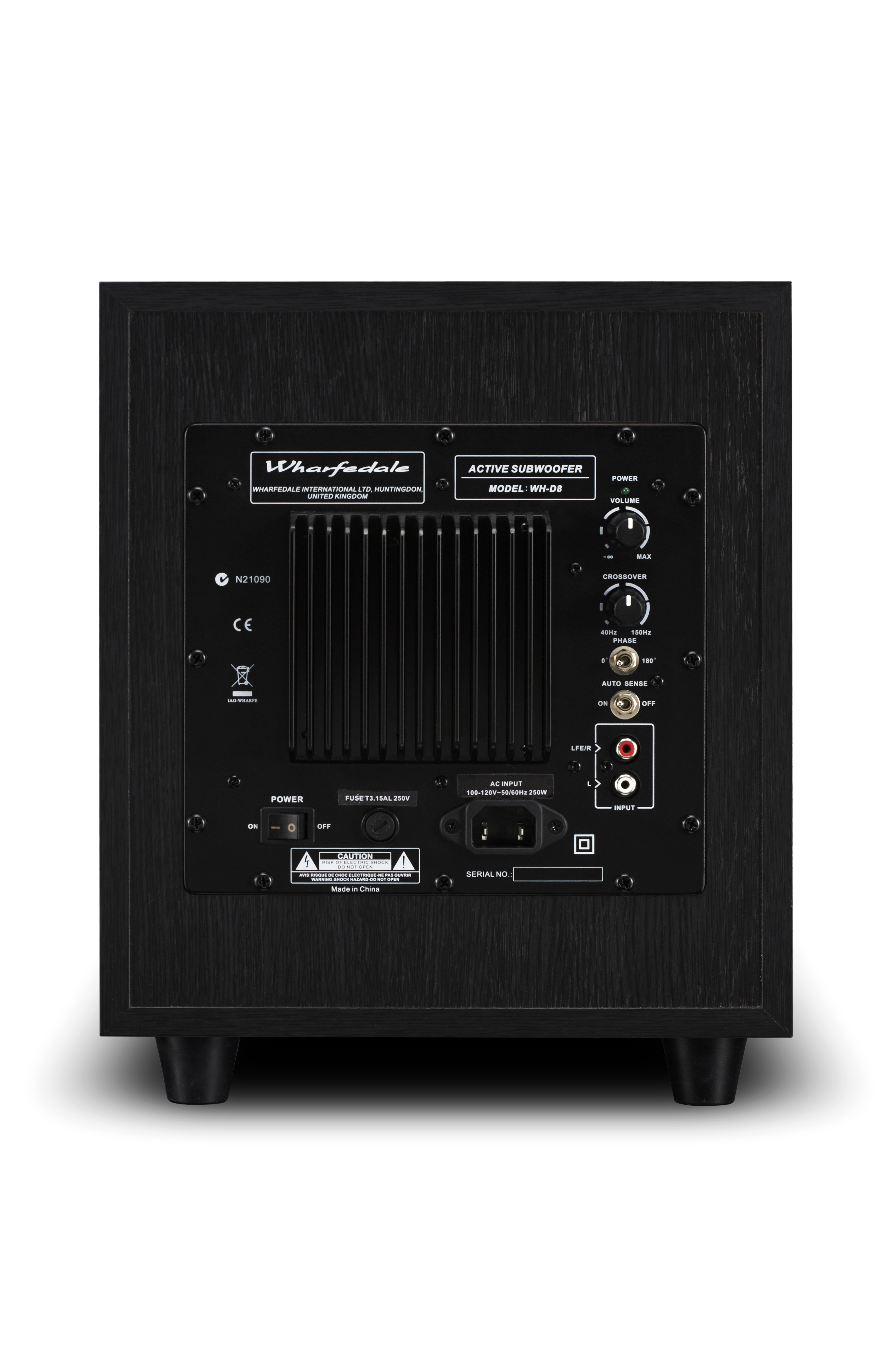 Panneau arrière de subwoofer noir avec commandes et ports. Possède une grille et des pieds.