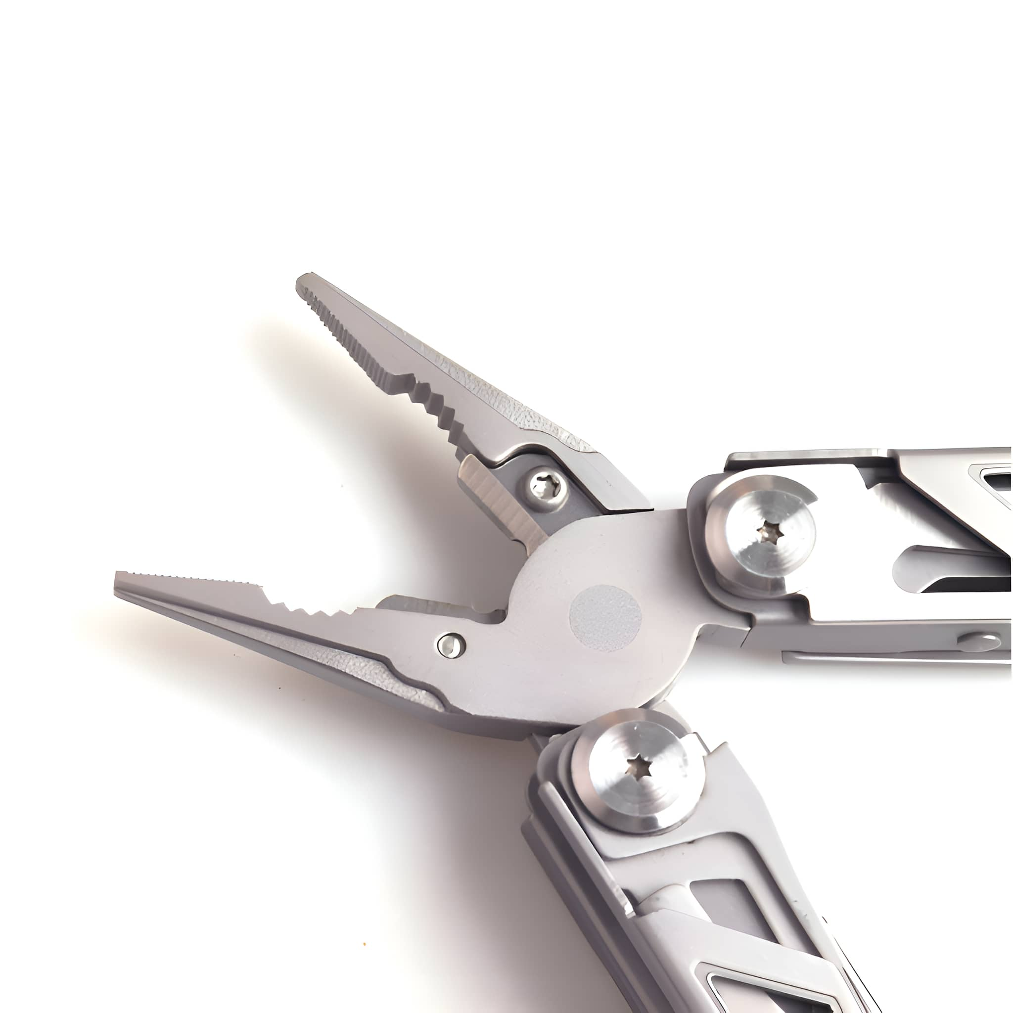 Silberne Multitool-Zange, geöffnet. Die Zange liegt auf weißem Hintergrund.