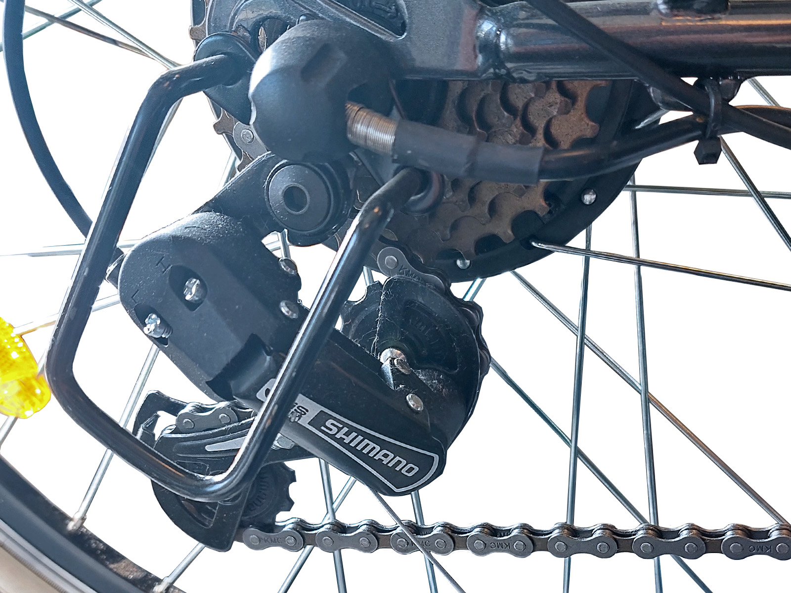 Close-up van fietsversnellingen, ketting en derailleur. Metalen elementen. Witte achtergrond.
