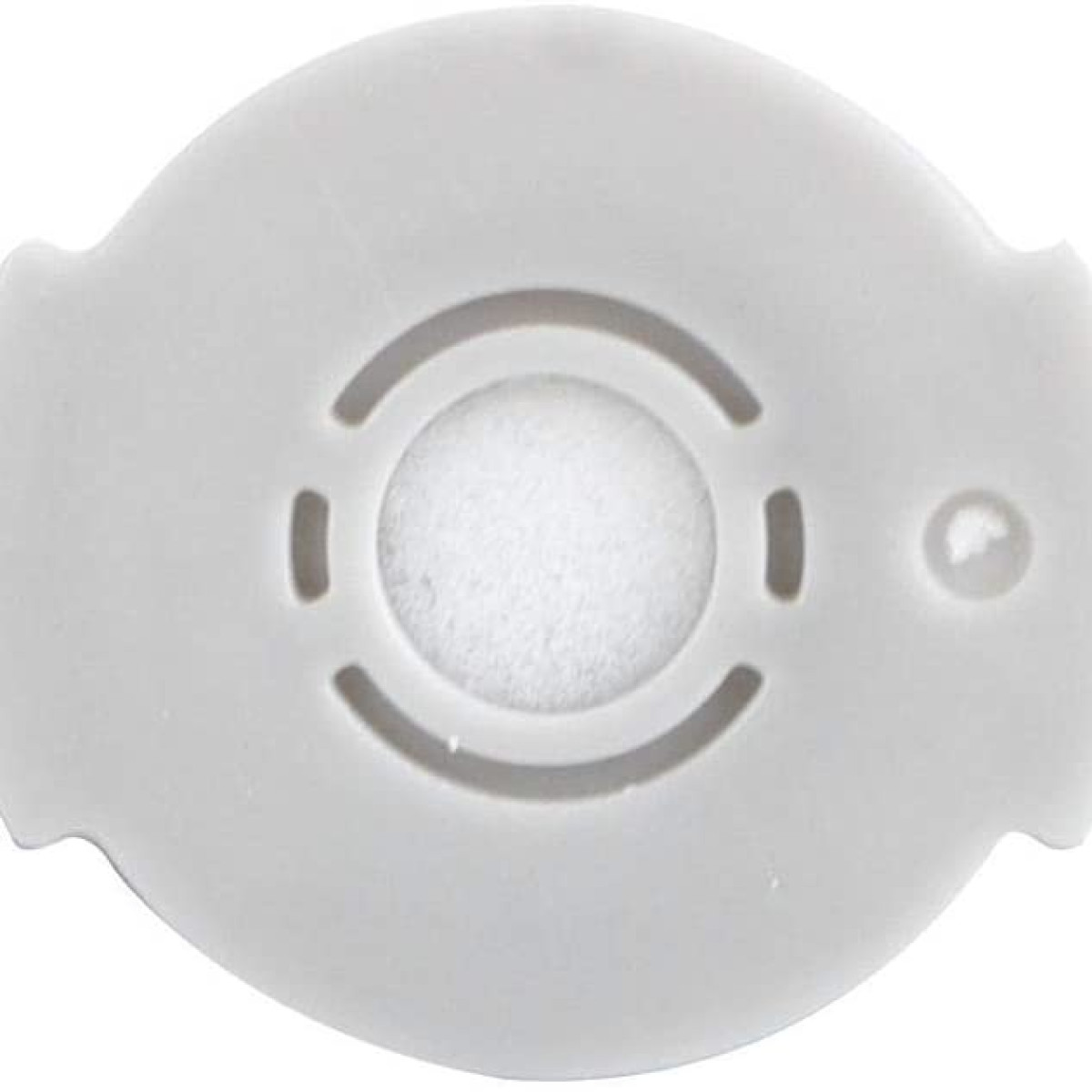 Biały filtr, o okrągłym kształcie, z wieloma otworami i małym wybrzuszeniem na krawędzi.