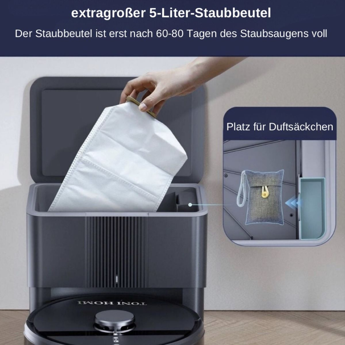 Eine Person legt einen weißen Beutel in den Staubsauger.