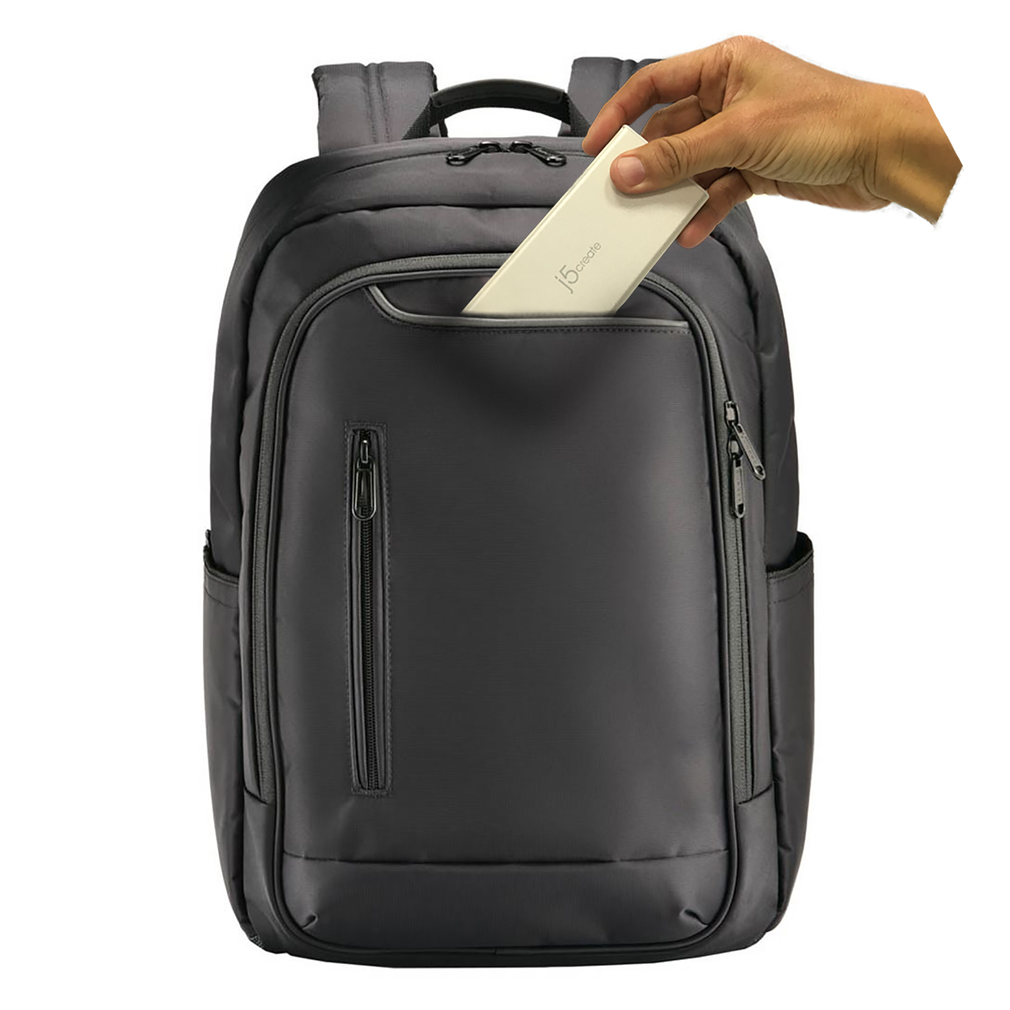 Schwarzer Rucksack, eine Hand nimmt ein weißes Ladegerät heraus.
